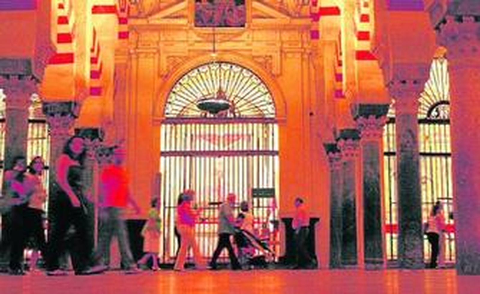 Turistas visitan la Mezquita de Córdoba.