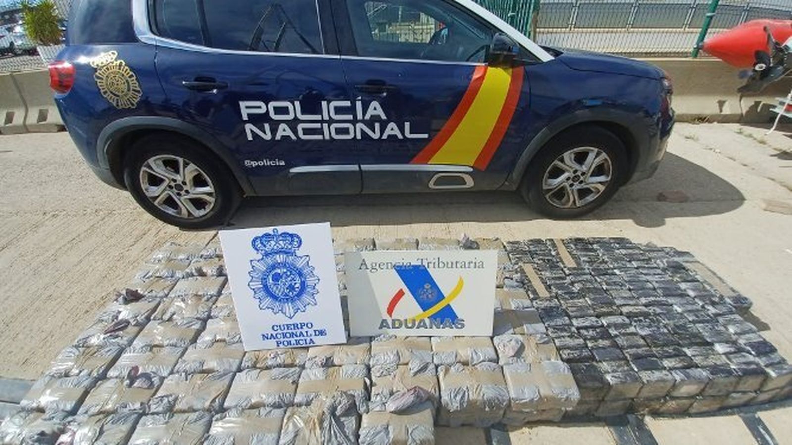 La droga intervenida por la Policía Nacional en una embarcación en Sancti Petri.