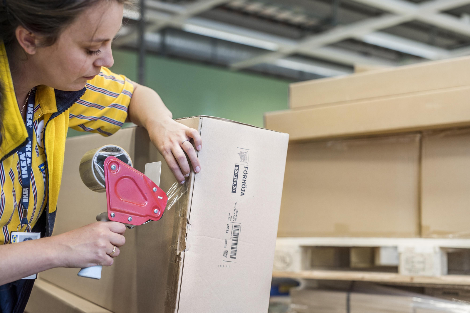 Una trabajadora de la firma sueca, preparando un paquete para su envío.