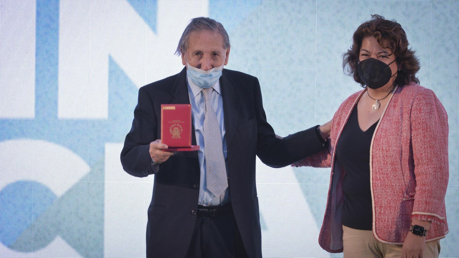 Jaime Rodríguez Sacristán tras recibir la medalla de manos de María Eugenia Romero, portavoz del PP.