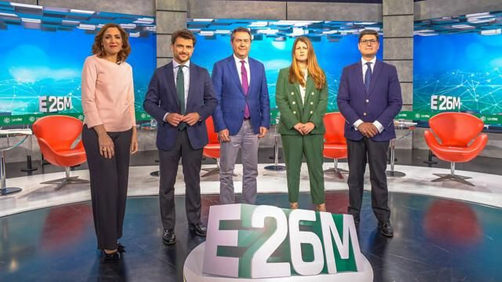 Los cuatro candidatos a la Alcaldía de Sevilla posan con la moderadora del debate, Mara Morillo.