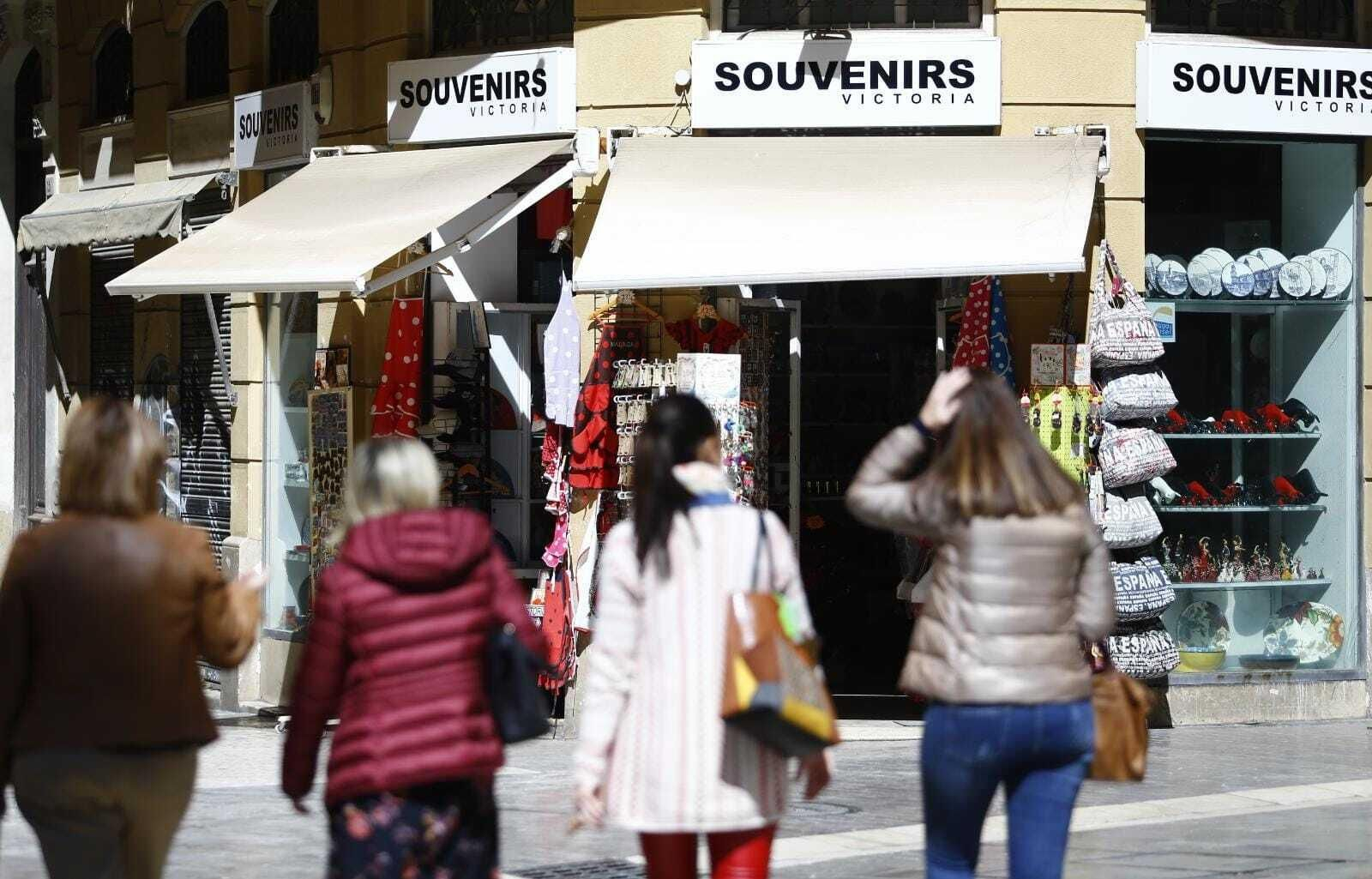Varias personas pasean por Málaga