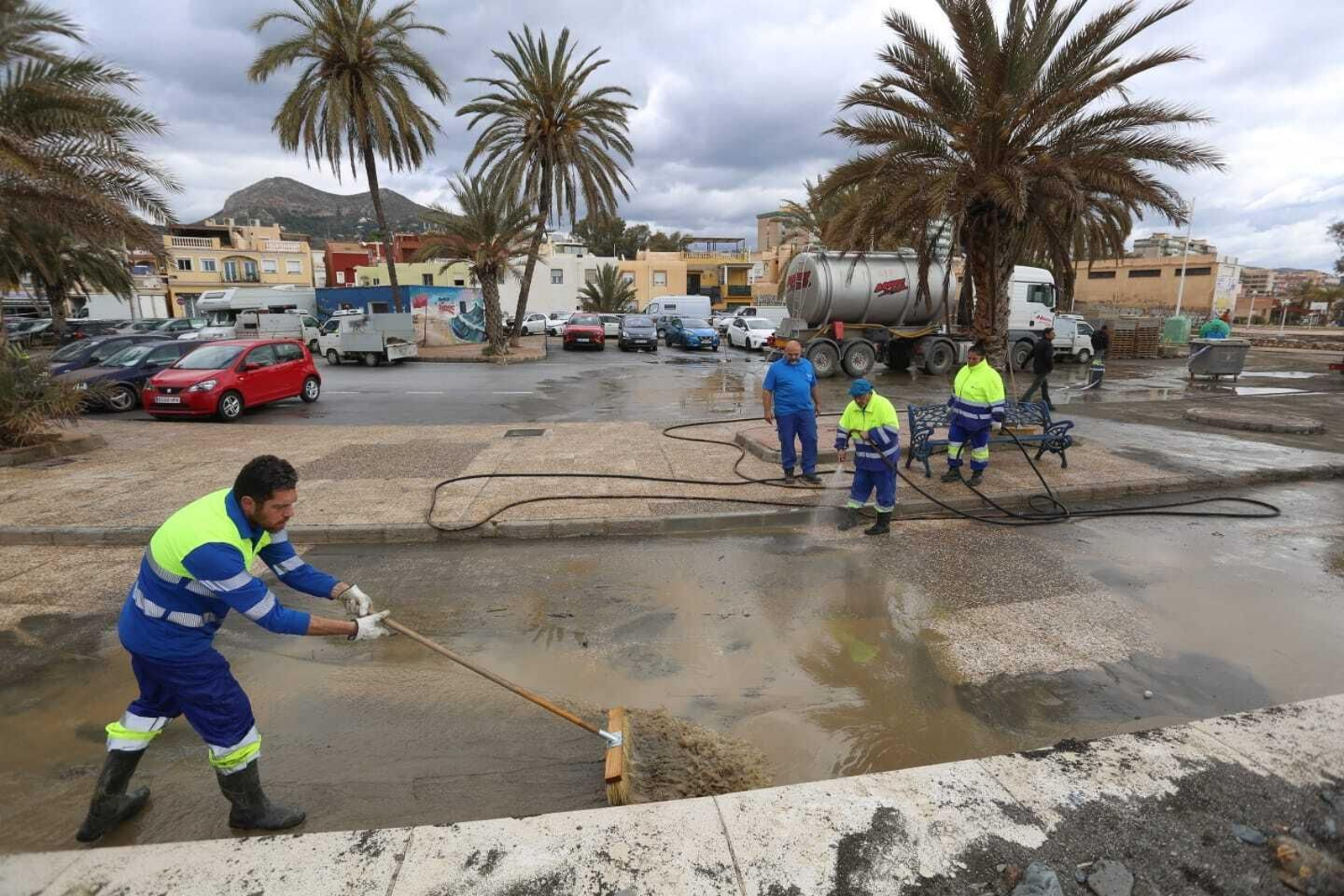 Operarios trabajando para limpiar un paseo marítimo en Málaga.