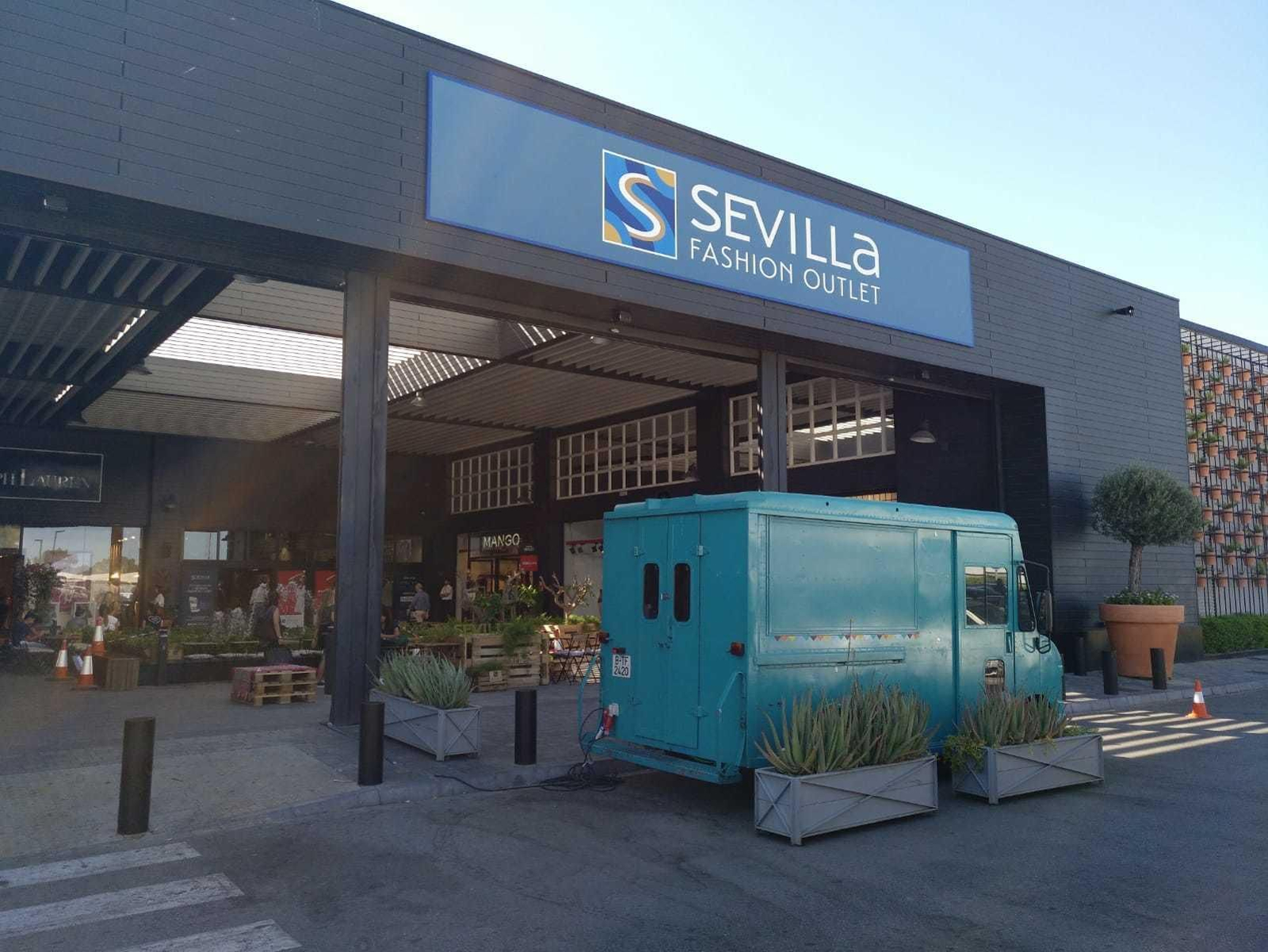 Entrada principal del Factory del Aeropuerto.