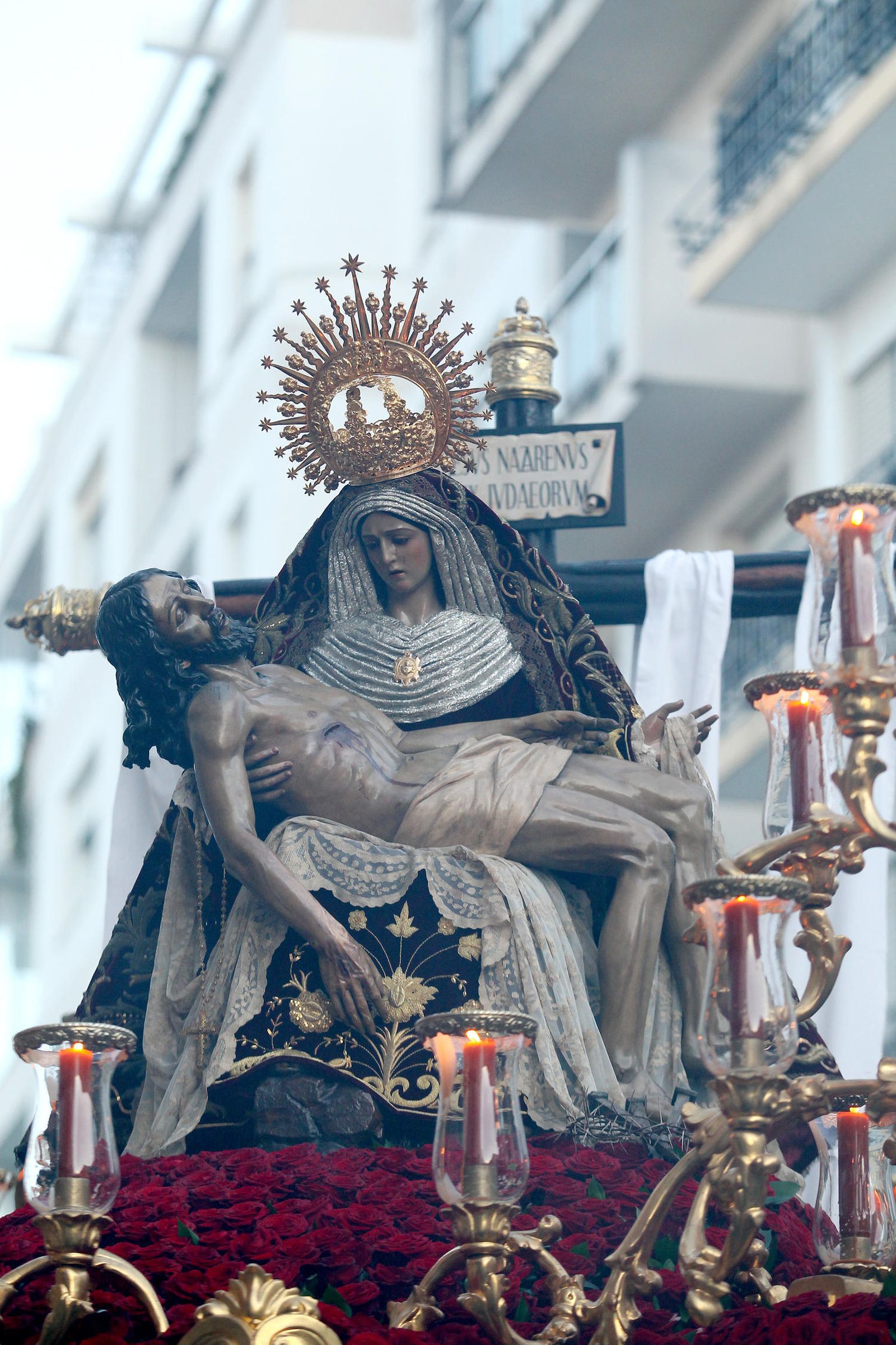 El misterio de las Angustias, la Piedad jerezana, a su paso por la calle Medina.