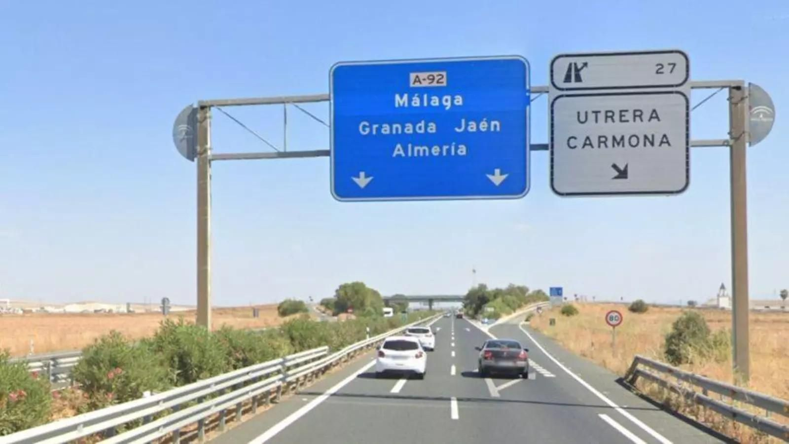 El suceso ha ocurrido cerca de este cruce de la A-92 con la carretera entre Carmona y Utrera.