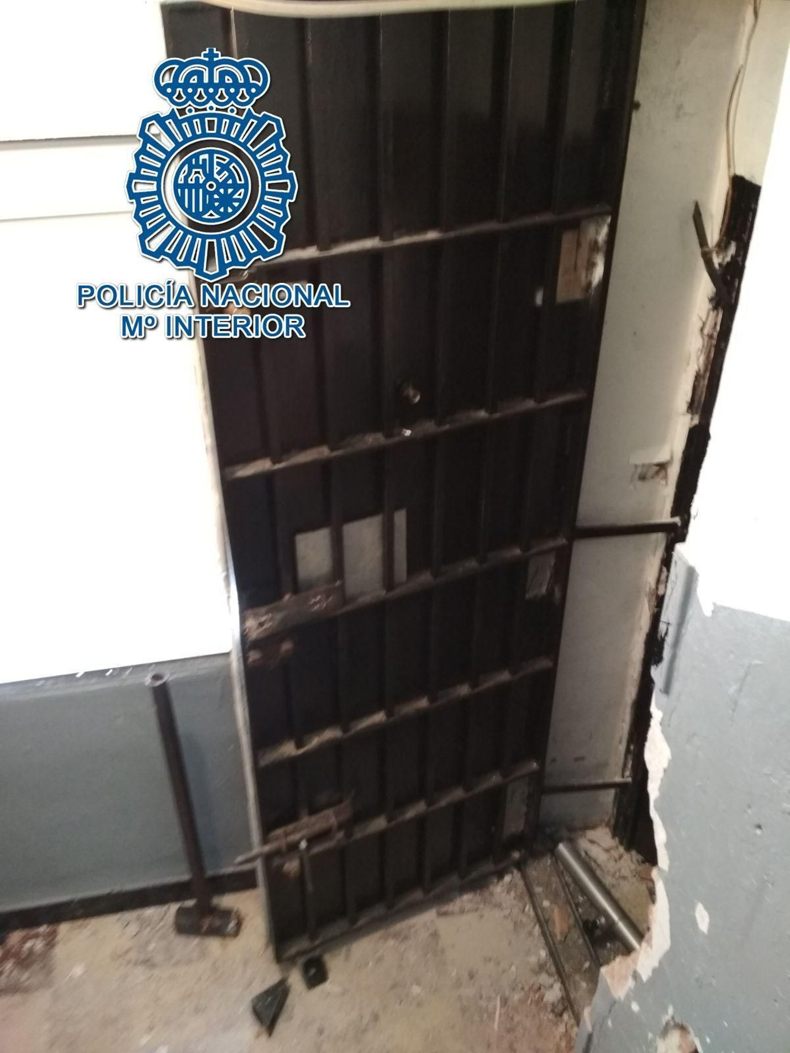 Puerta blindada en uno de los narcopisos de Los Pajaritos