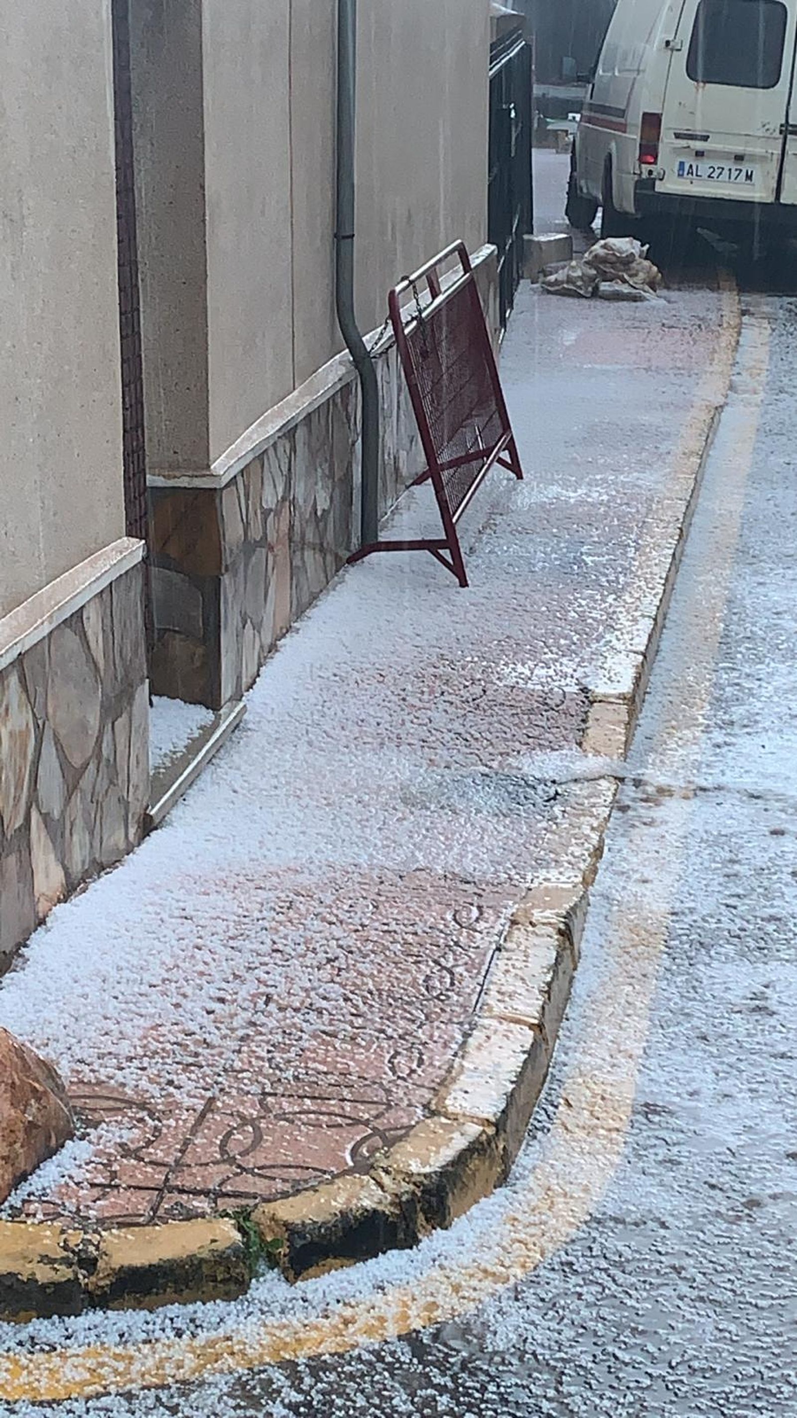 Granizo en una calle de Palomares.