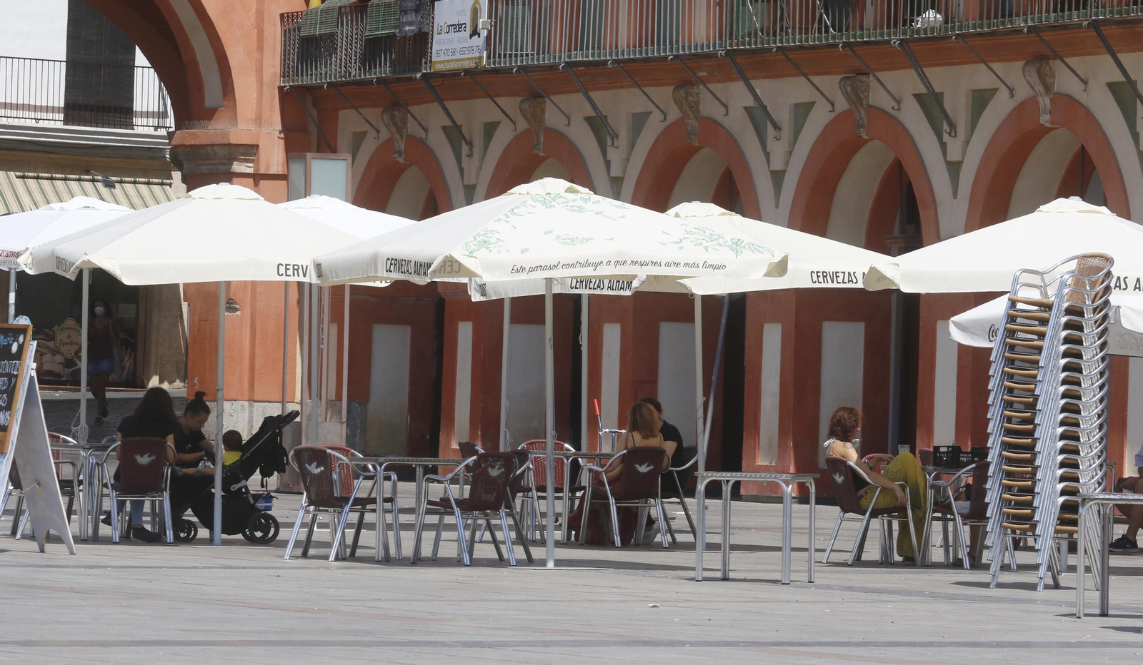Veladores en la plaza de la Corredera.