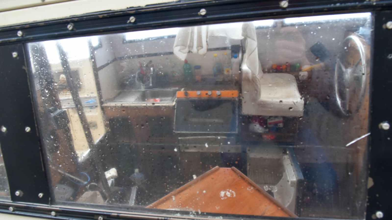 Velero varado en la playa de la Alcaidesa