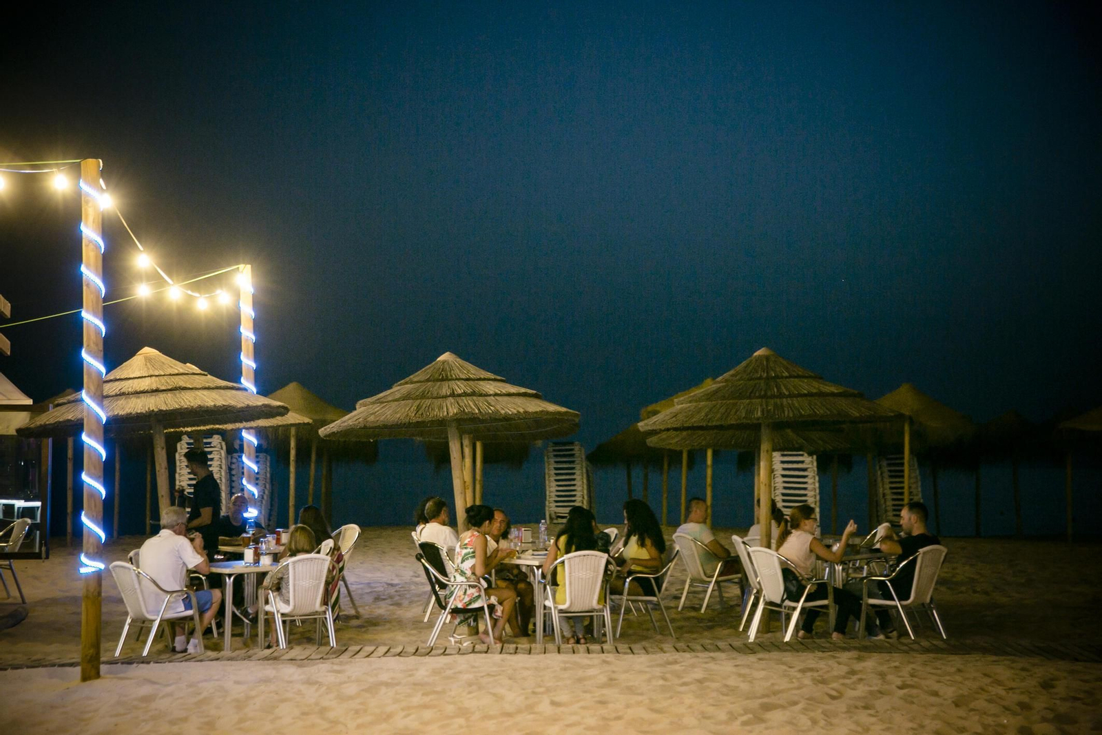 Clientes en una terraza de un chiringuito una noche de esta semana en la playa Victoria de Cádiz.