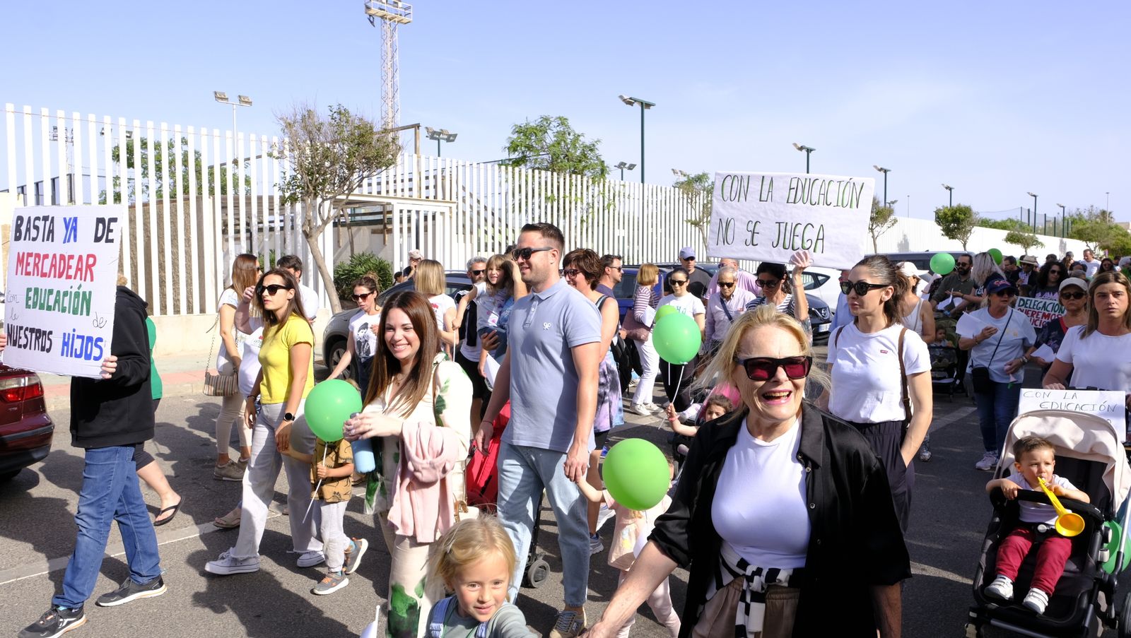 Imágenes de la manifestación de padres de la Vega de Acá solicitando un colegio nuevo