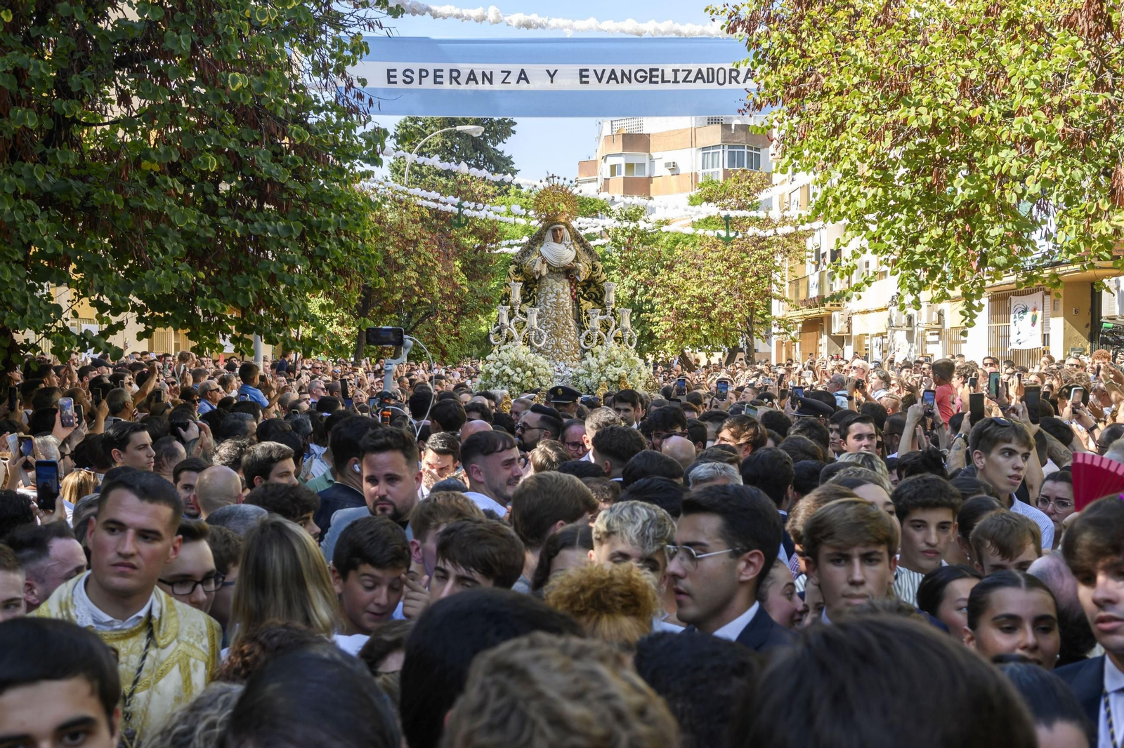 La Esperanza de Triana llega al Polígono Sur.