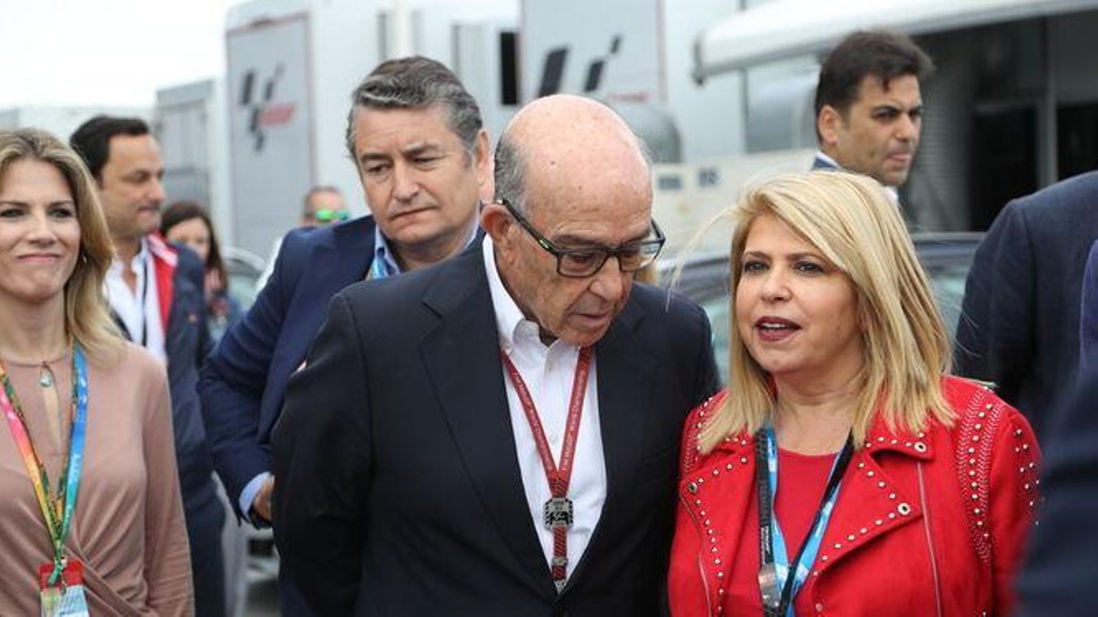 Carmelo Ezpeleta, CEO de Dorna, y la alcaldesa Mamen Sánchez.