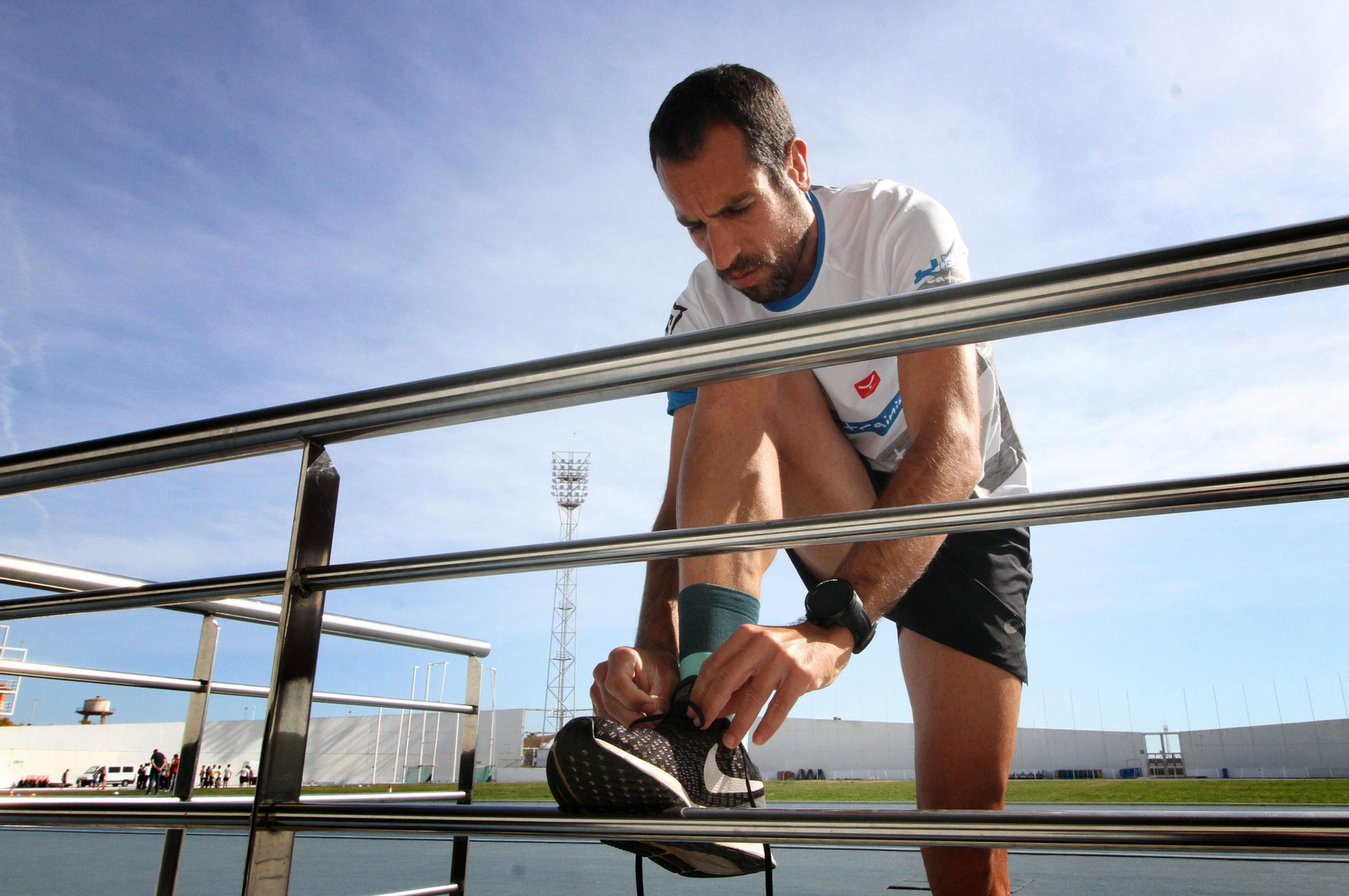 Emilio Martín, se ata las zapatillas durante un entrenamiento.