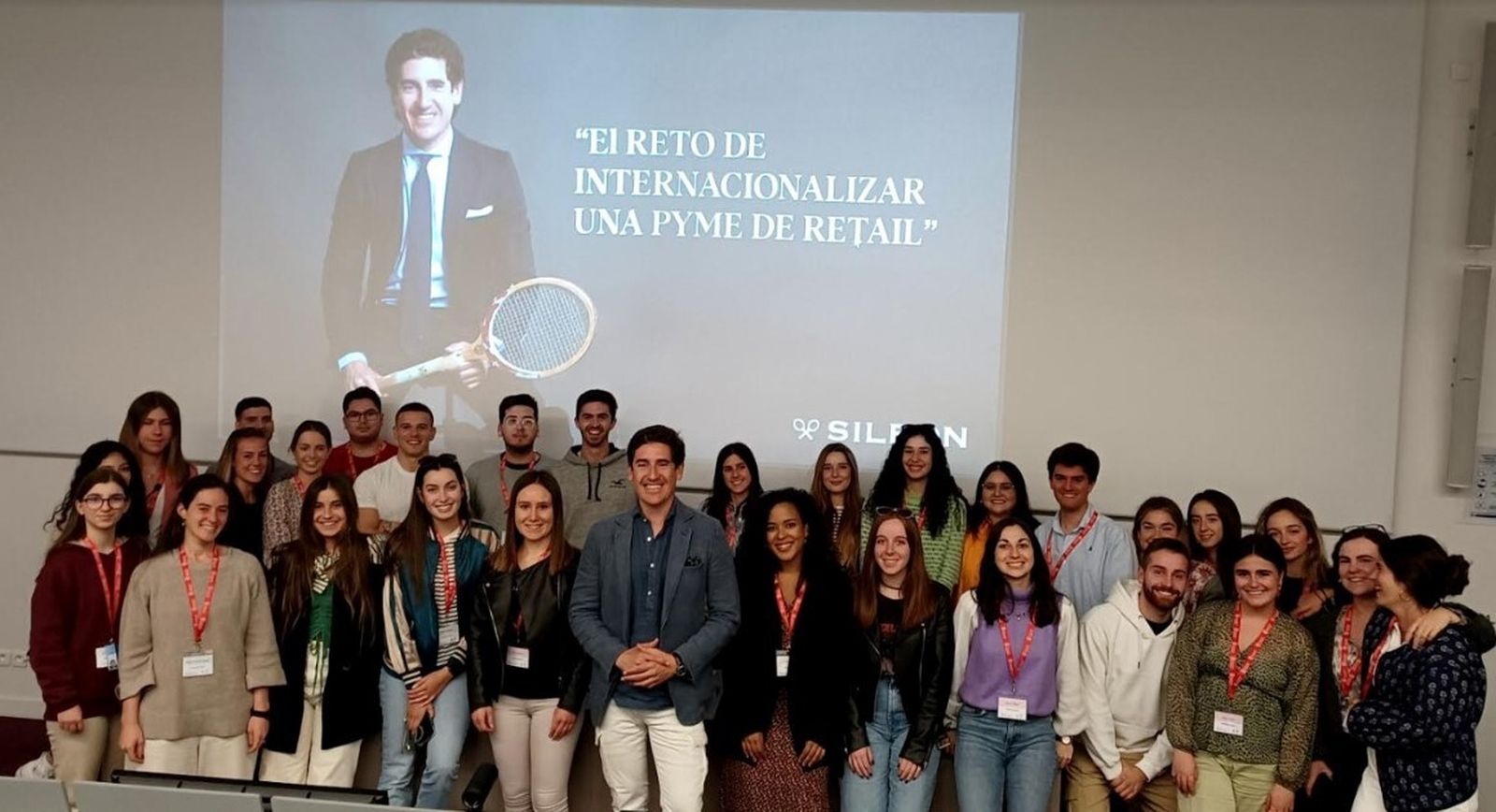 Pablo López con los alumnos de tercero del Grado en  Gestión Aplicada de la Universidad de Navarra