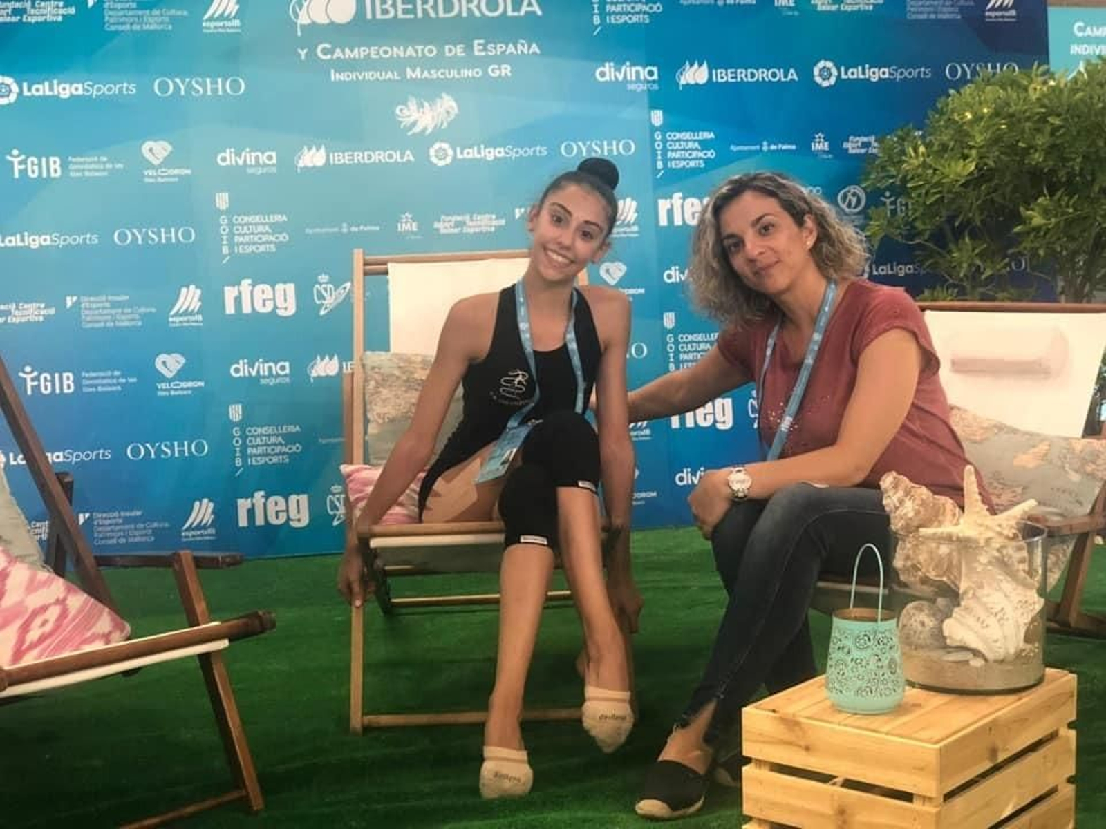 La gimnasta Ángela Martín y Andriana Stoyaska, del equipo técnico del CR Colombino.