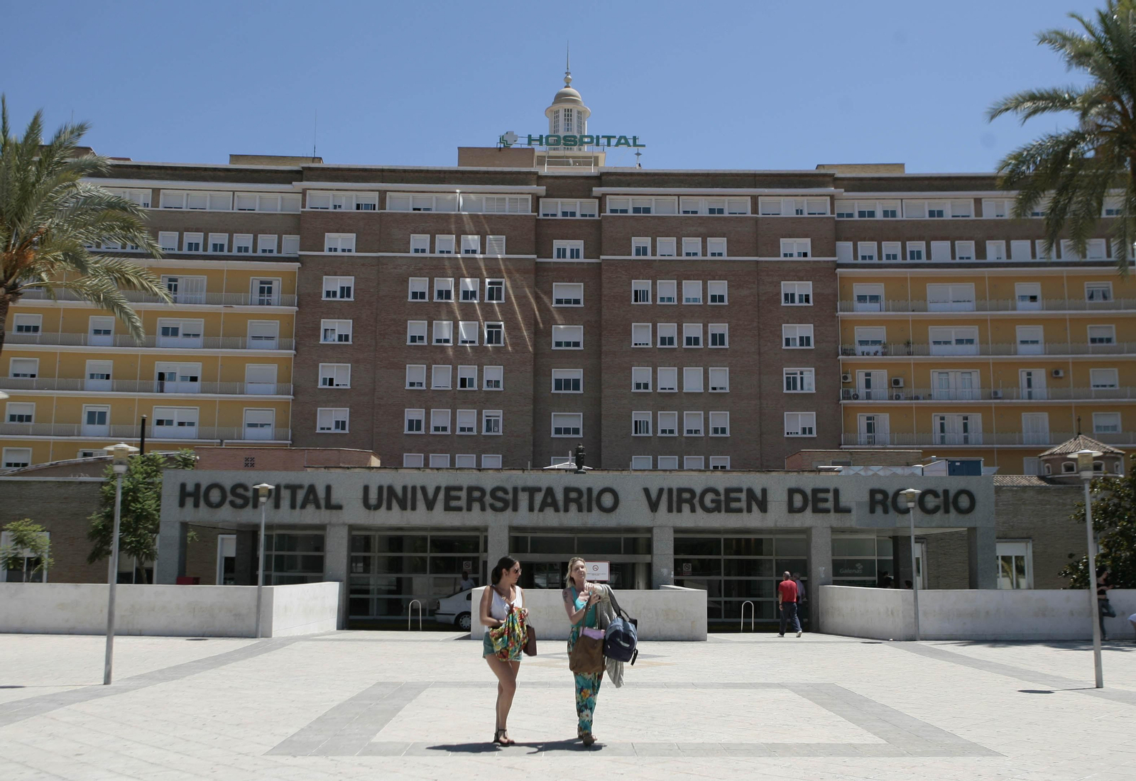 Acceso principal al Hospital Virgen del Rocío.