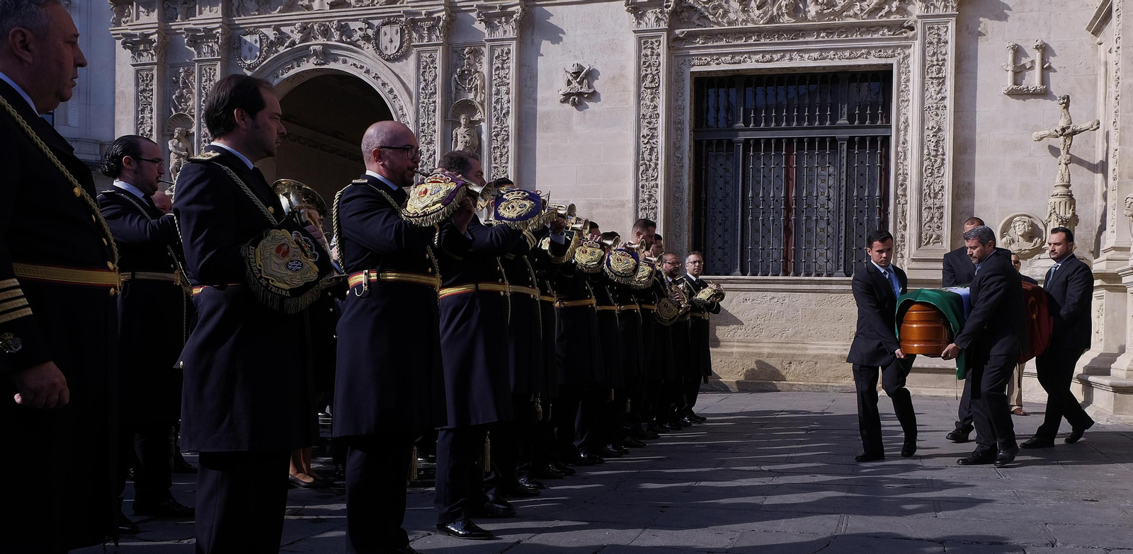 Multitudinario adiós a Salvador Távora en Sevilla