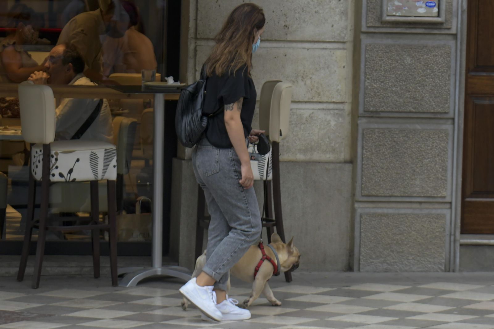 Una mujer paseando a su perro