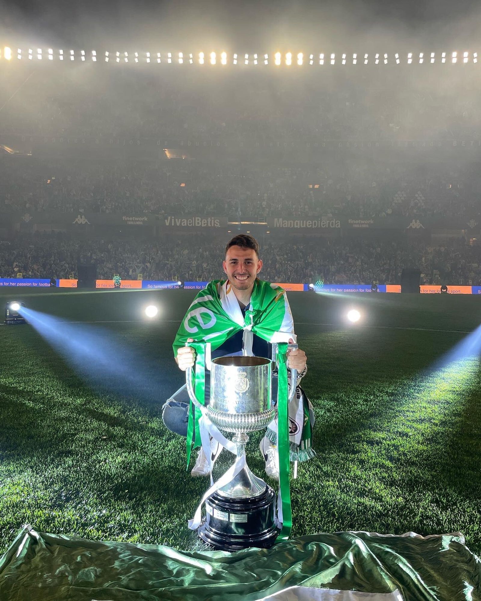 Raúl posa con la Copa del Rey en el Benito Villamarín.