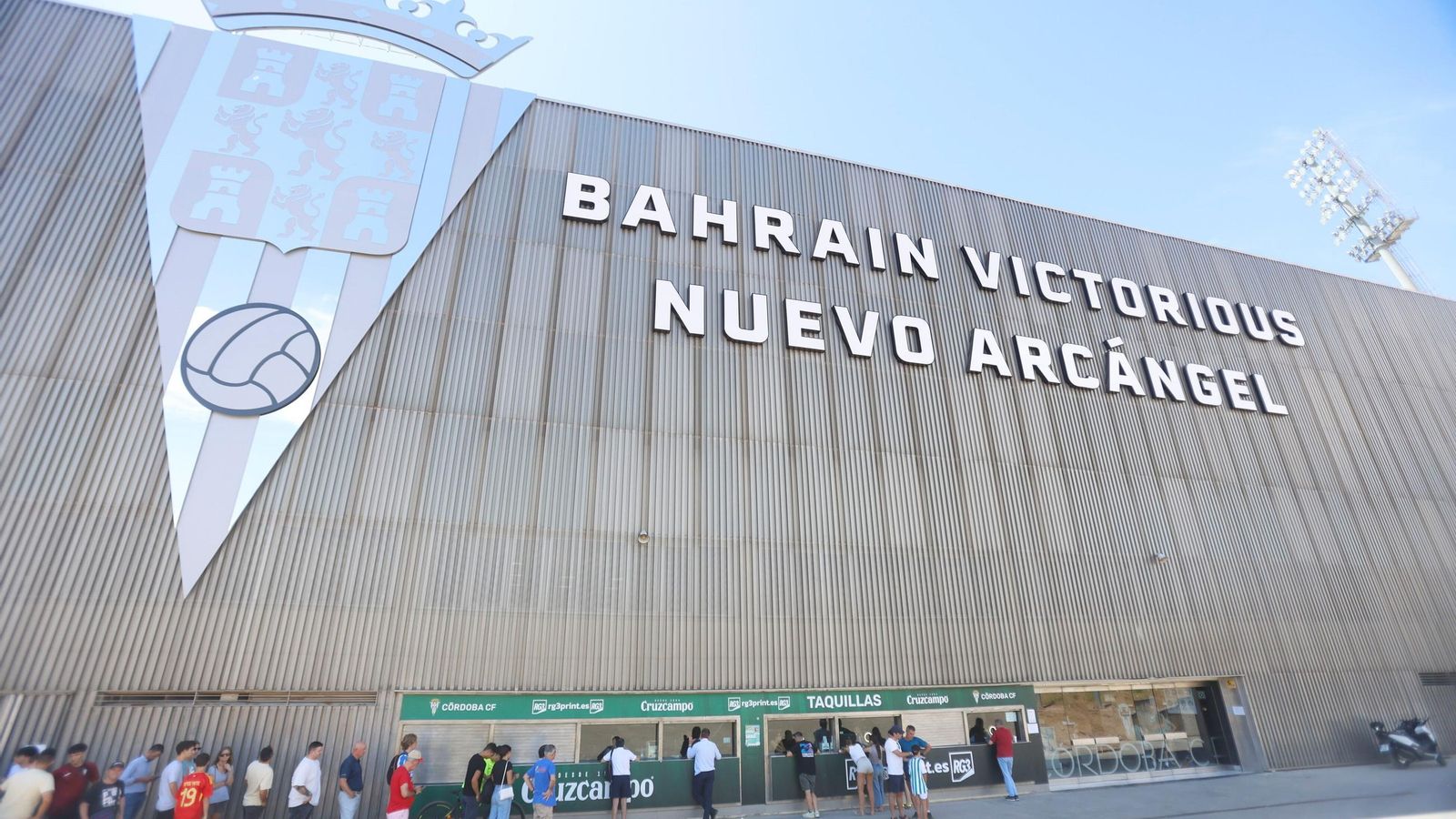 Aficionados hacen colas para comprar entradas para el III Trofeo Puertas de Córdoba ante el Betis