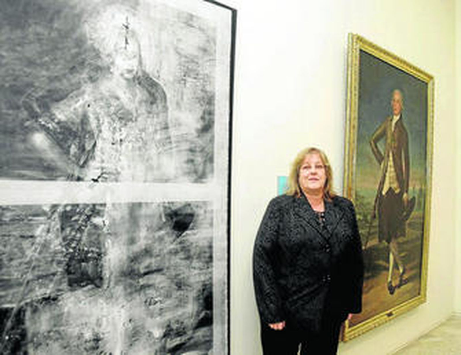 La restauradora Clara González-Fanjul, junto a 'Retrato de Jovellanos en el arenal de San Lorenzo', de Goya.