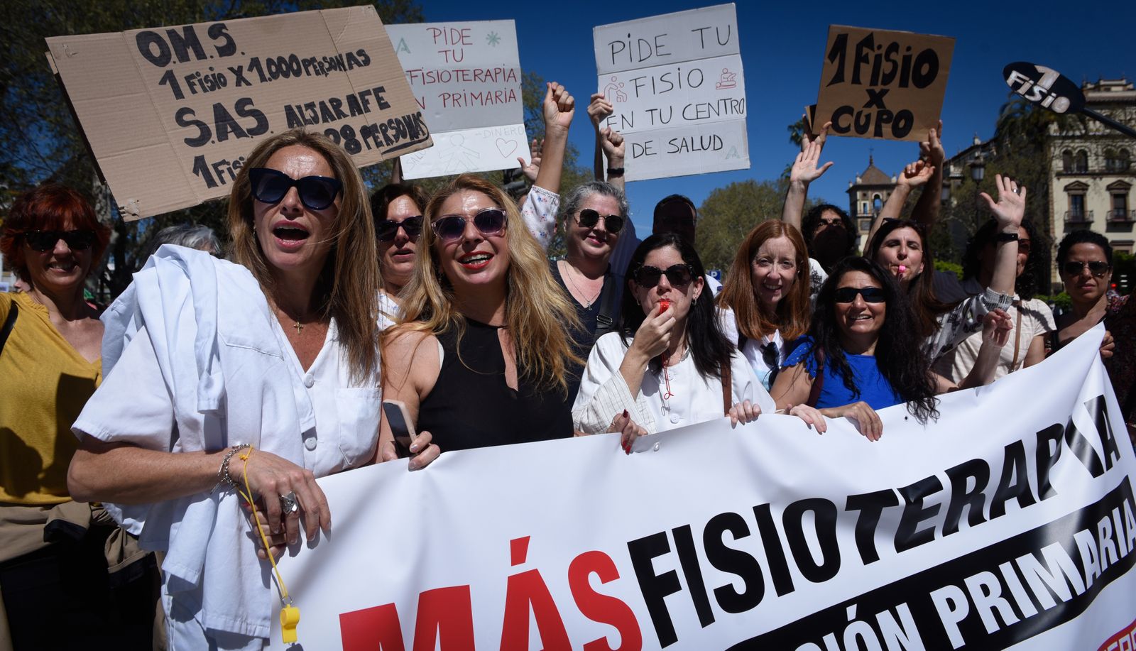La manifestación de Marea Blanca por las calles de Sevilla, en imágenes