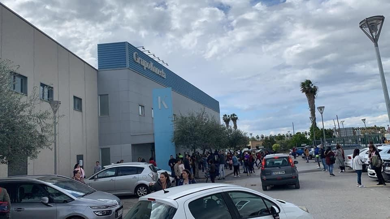 Una imagen del desalojo este martes de la sede del GrupoKonecta en Bollullos de la Mitación.