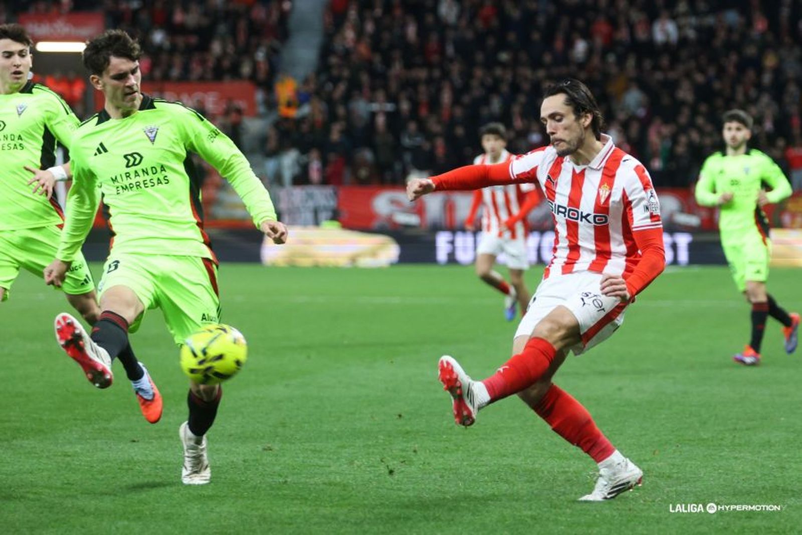 El Sporting golea al colista Mirandés, próximo rival del Málaga CF