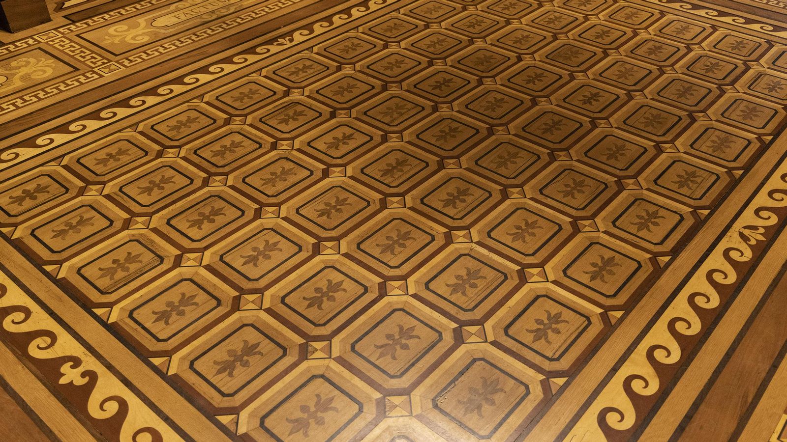 El parqué de la segunda planta presenta una rica gama de dibujos.