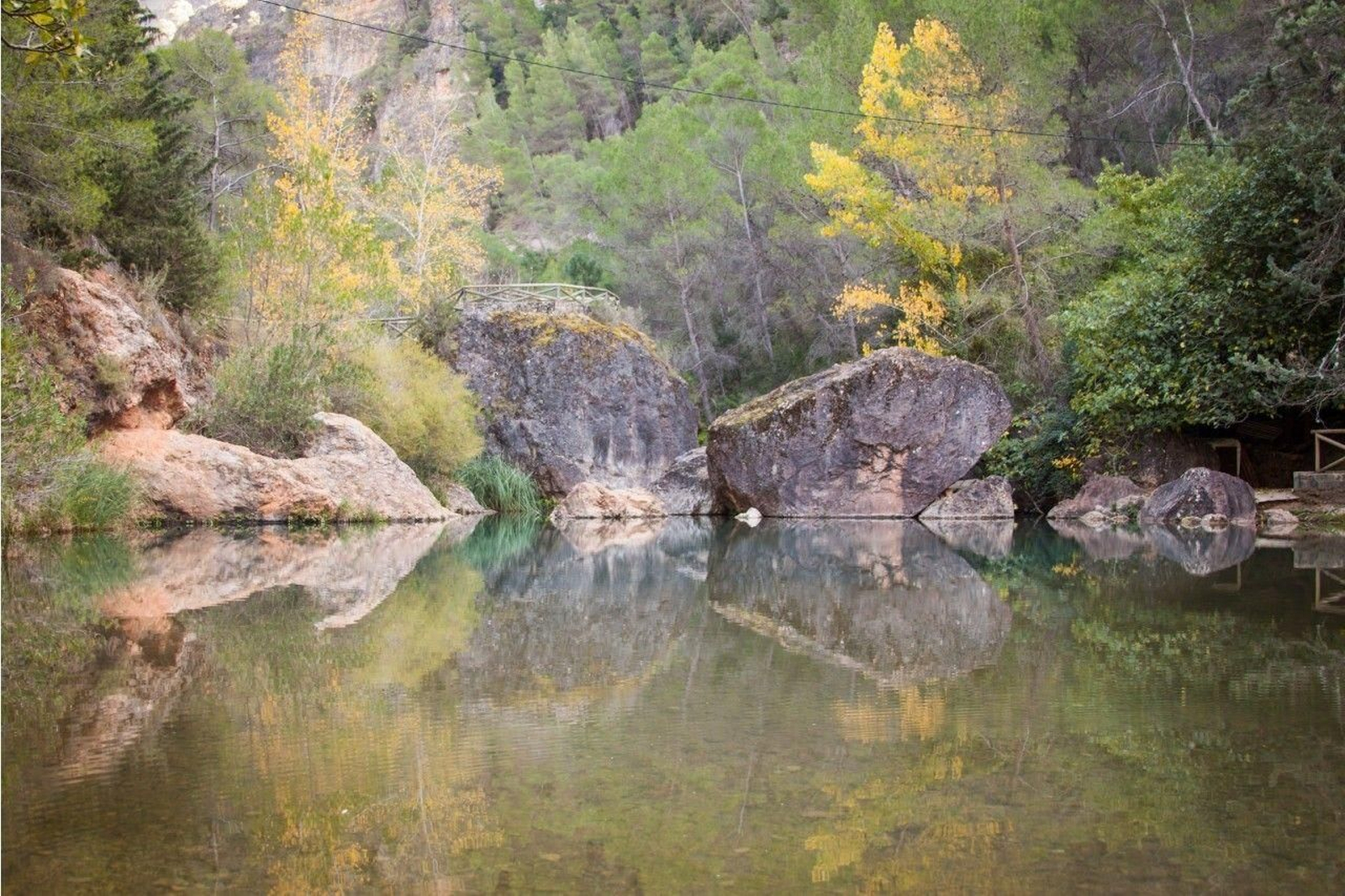 El área recreativa Charco del Aceite está situado en el cauce del río Guadalquivir en plena Sierra de las Villas.