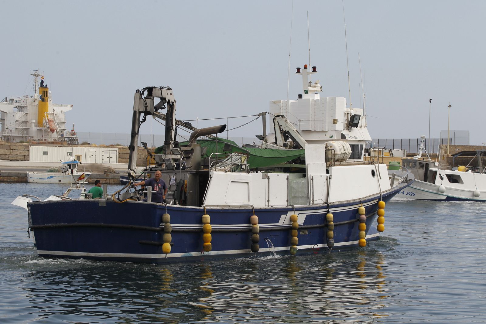 Imagen de archivo de una embarcación pesquera en el puerto de Almería