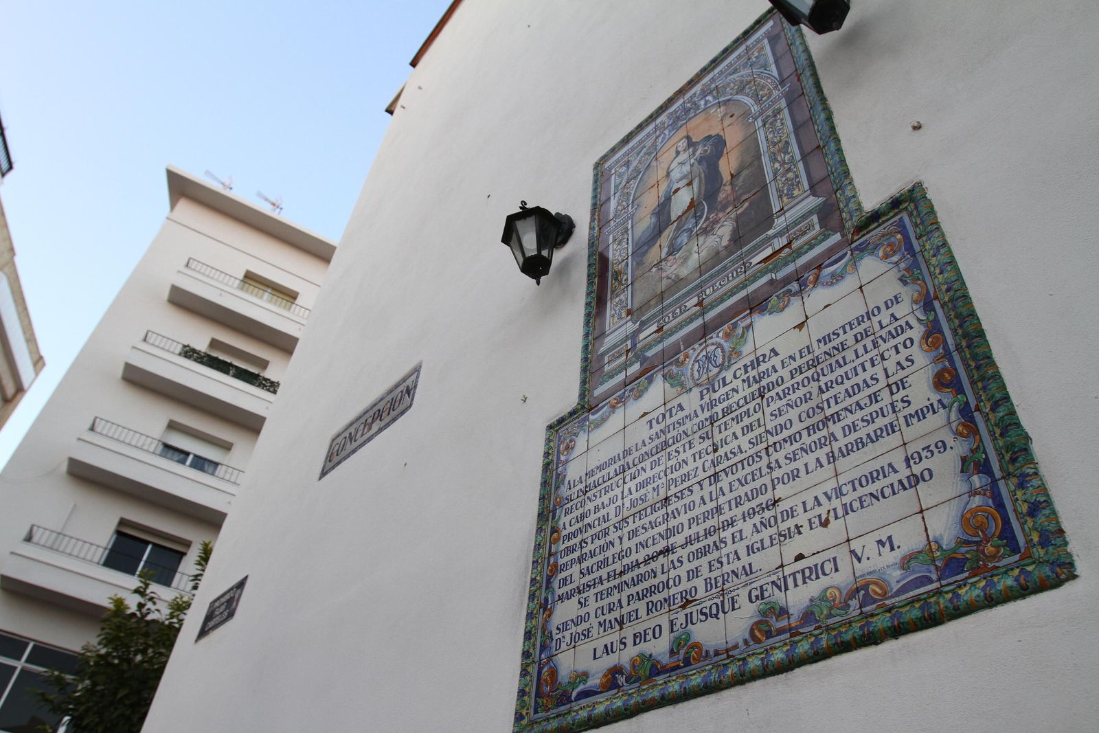 Azulejo en la fachada de la Concepción, considerado vestigio franquista.