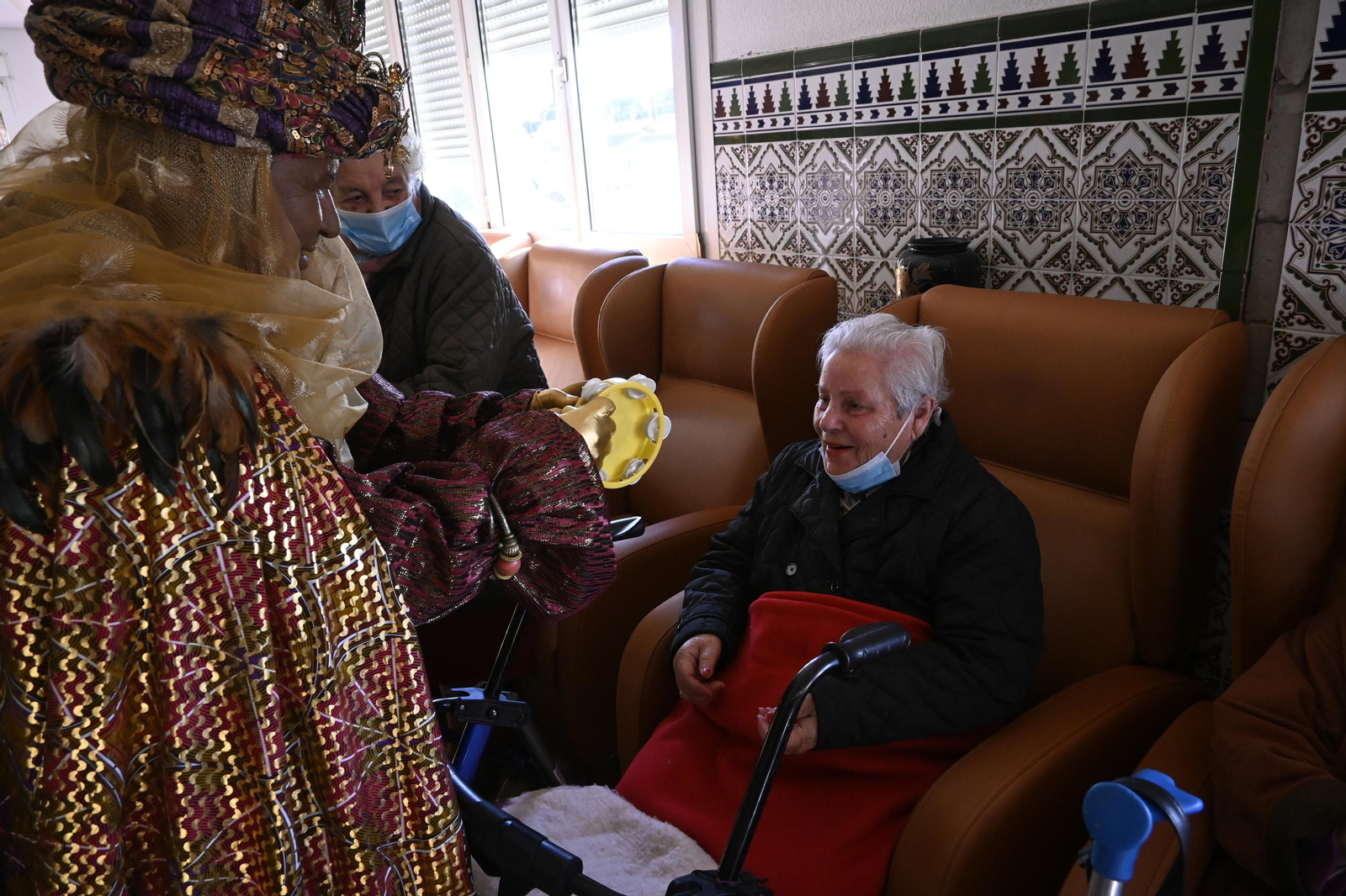Visita de los Reyes Magos a los ancianos de los asilos de Huelva, en imágenes