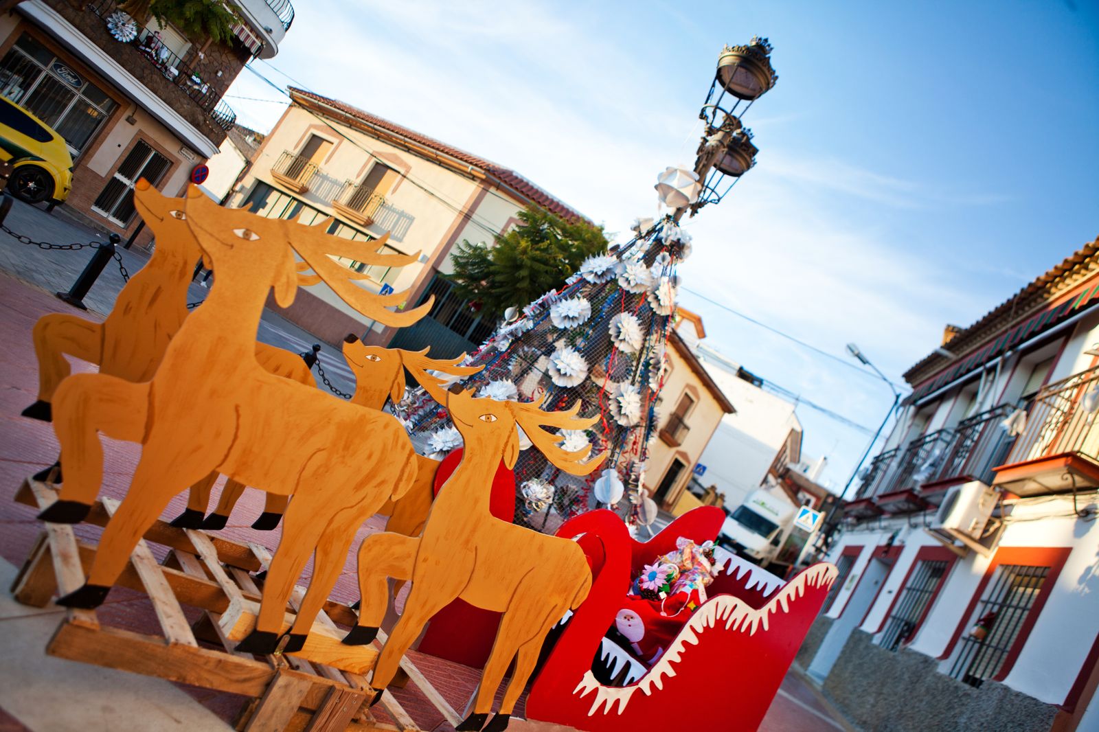Las calles de la localidad lucirán con motivos navideños reciclados