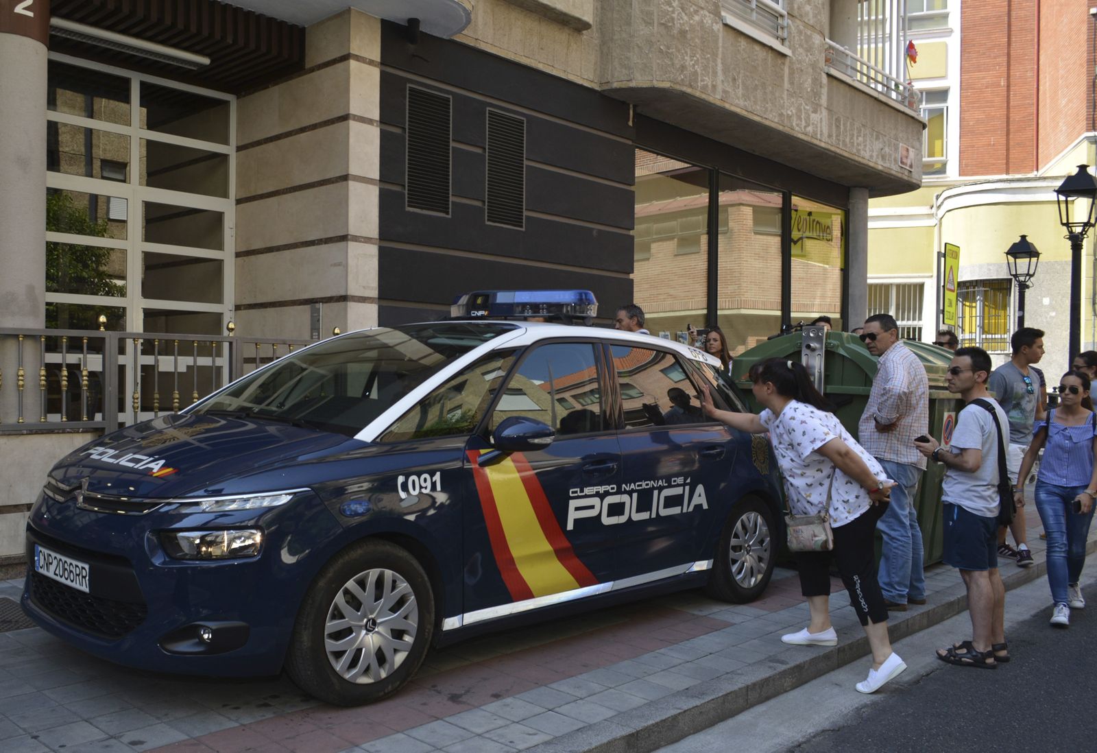 Afectados concentrados en la puerta de la agencia, con presencia policial.