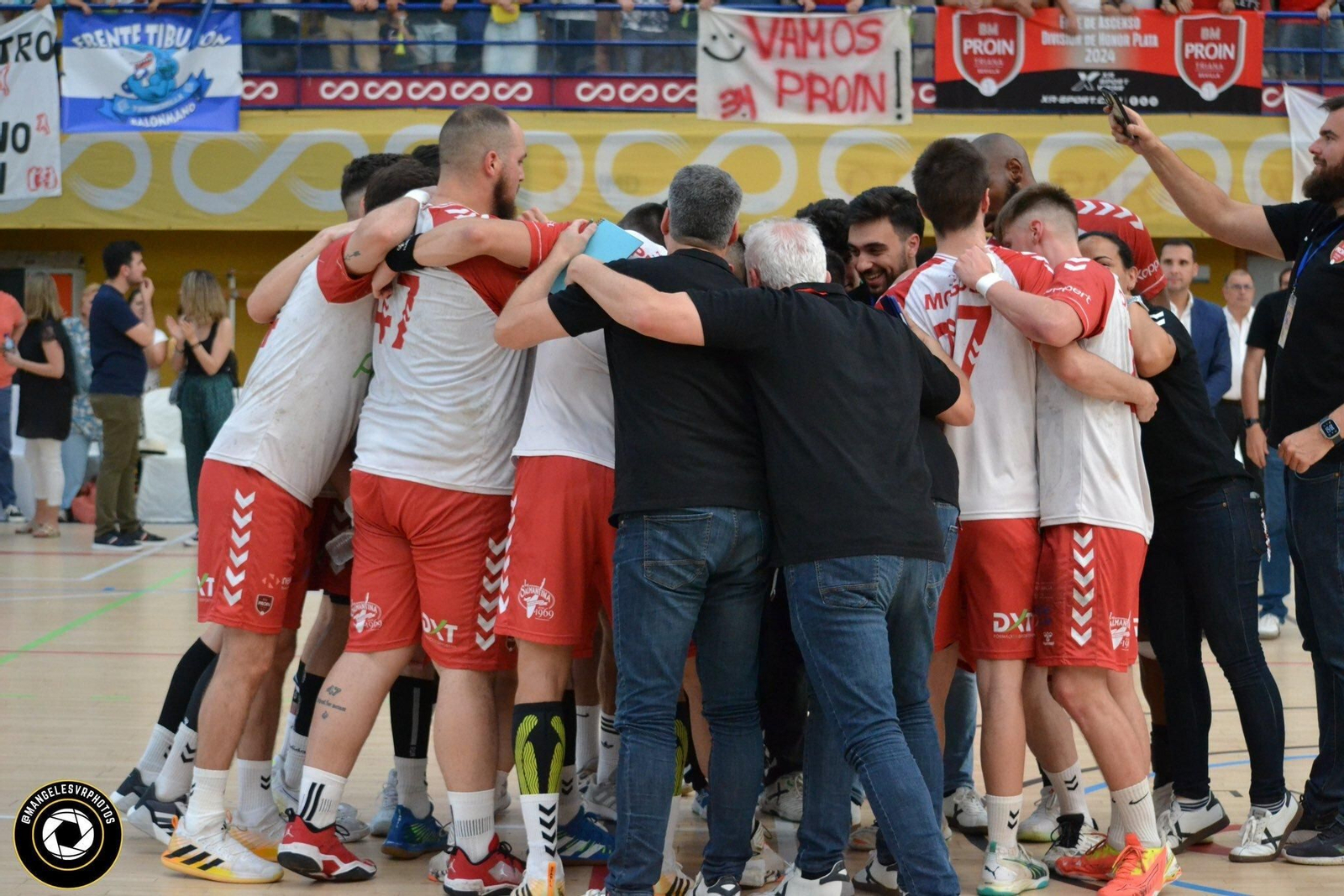 Los jugadores del Proin Balonmano Triana festejan el ascenso a la División de Honor Plata.