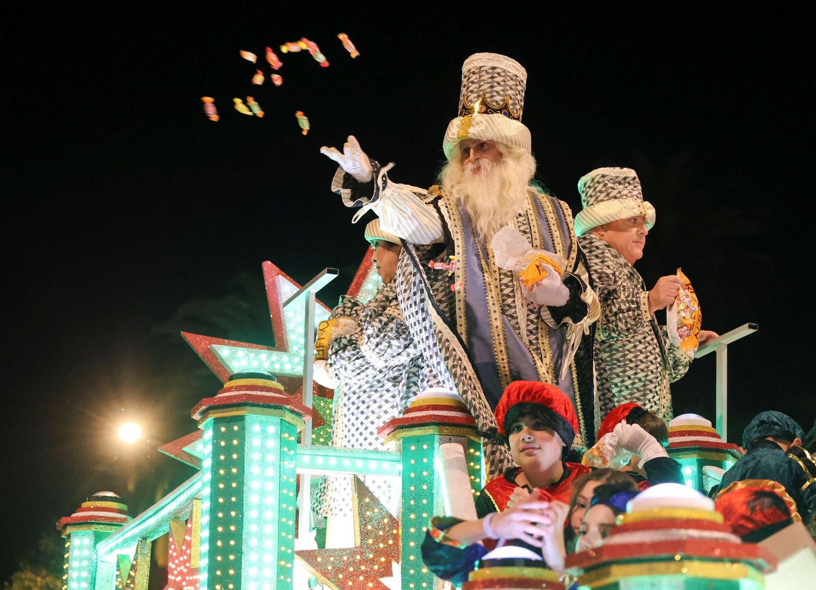Los Reyes Magos llenan Málaga de ilusión tras la lluvia.