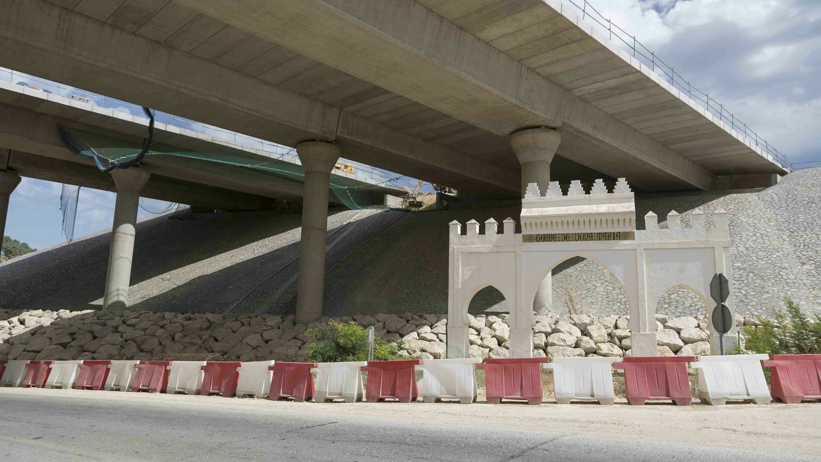 Otra perspectiva de la construcción, empequeñecida visualmente bajo la nueva estructura.