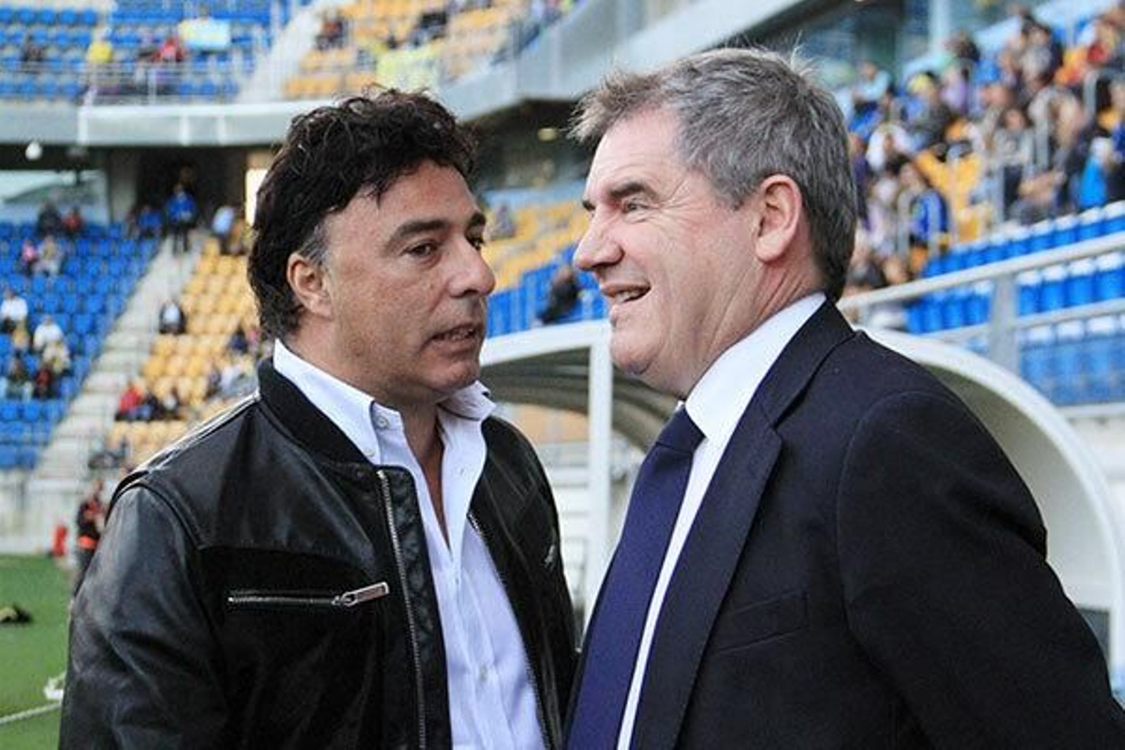 Quique Pina y Manuel Vizcaíno, junto a un banquillo del Ramón de Carranza cuando mantenían una relación cordial como rectores del club.