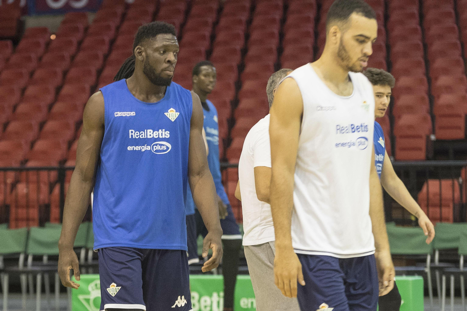 Tunde, de azul y tras Obi, en un entrenamiento en San Pablo.