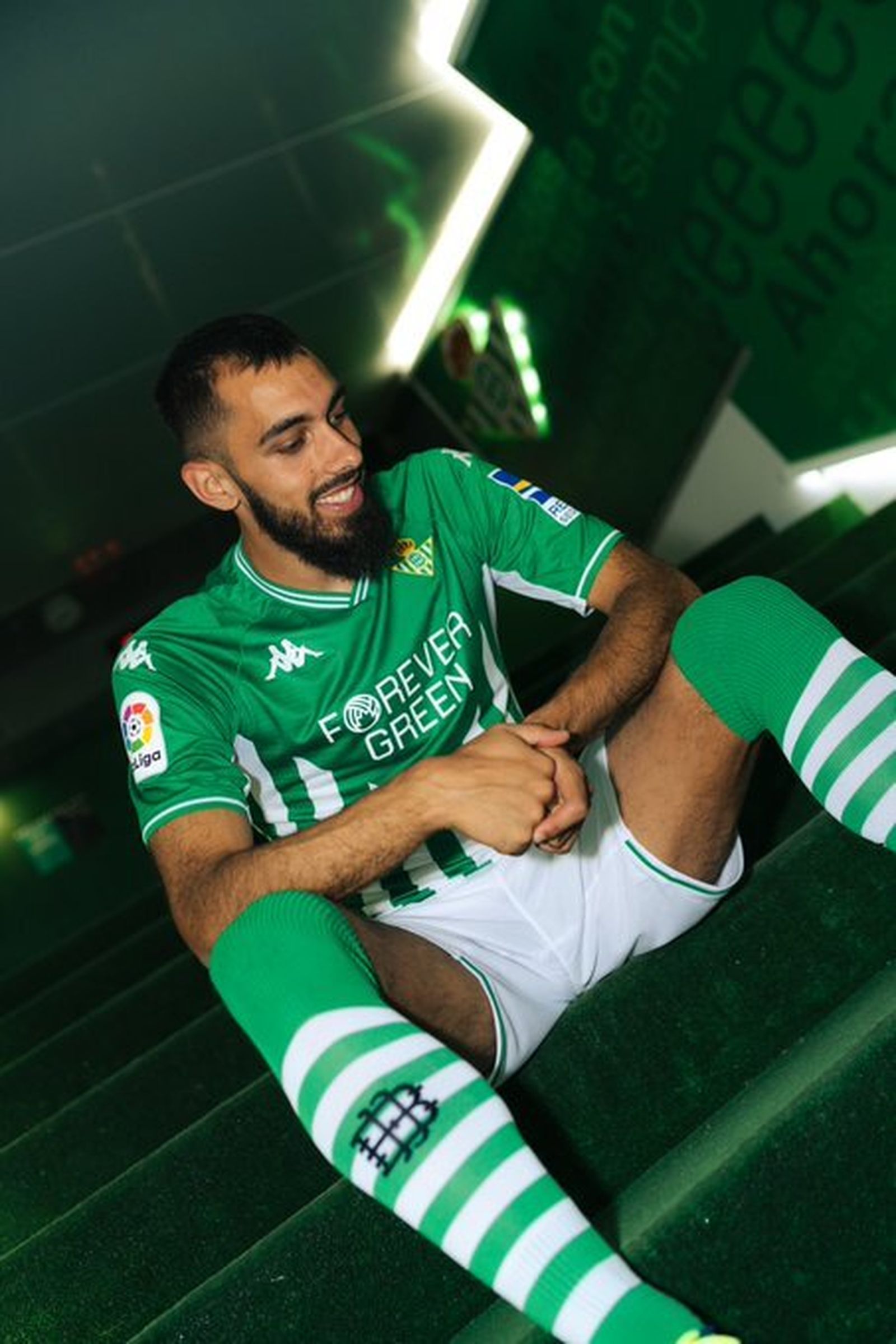 Borja Iglesias posa con la nueva equipación al completo.