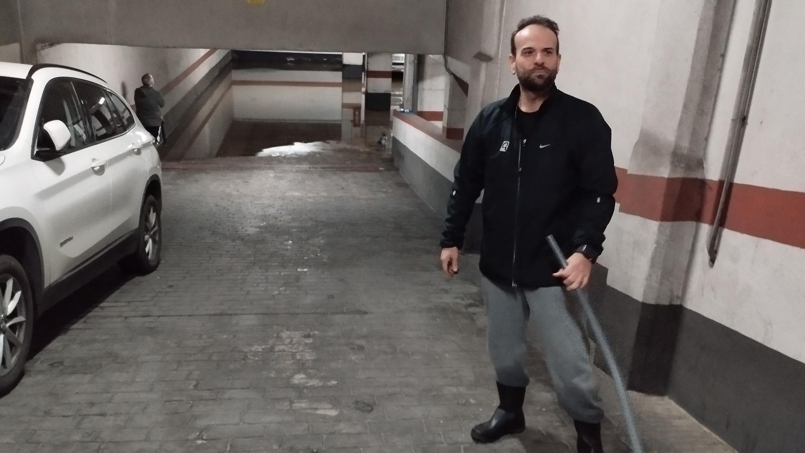 Víctor Pérez y otros vecinos achican agua en el parking de calle Cedrón. Víctor Pérez y otros vecinos achican agua en el parking de calle Cedrón.