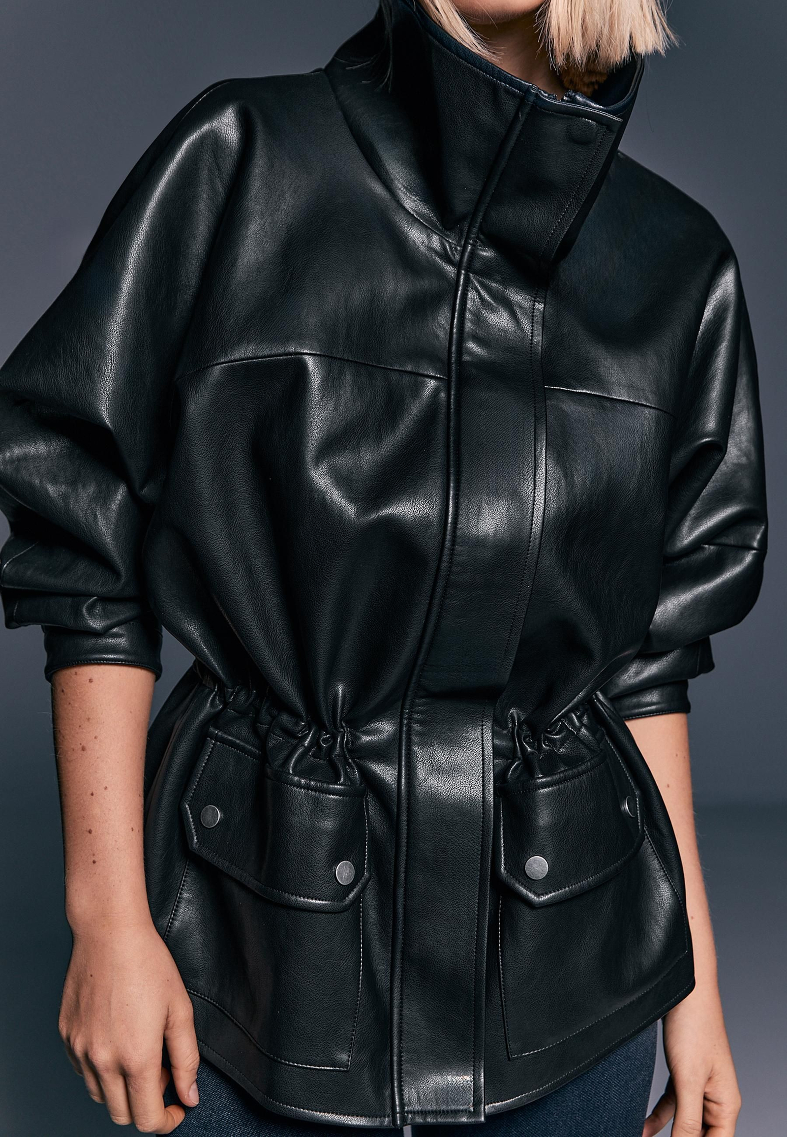 Parka efecto piel de Stradivarius.