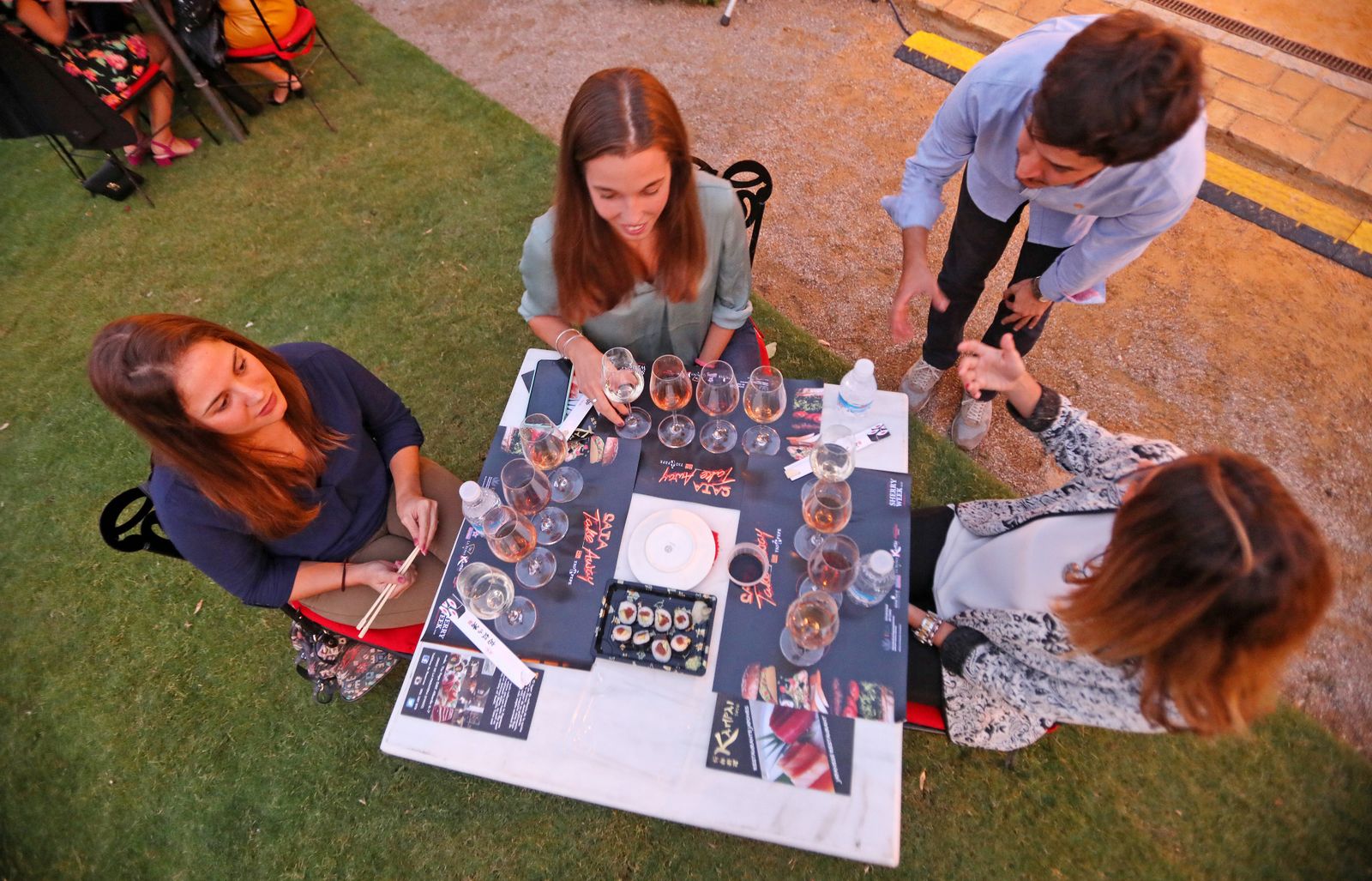 Cuatro jóvenes, ayer en la 'Cata Take Away by Tío Pepe' en la que se maridaron vinos de Jerez con 'fast food'.