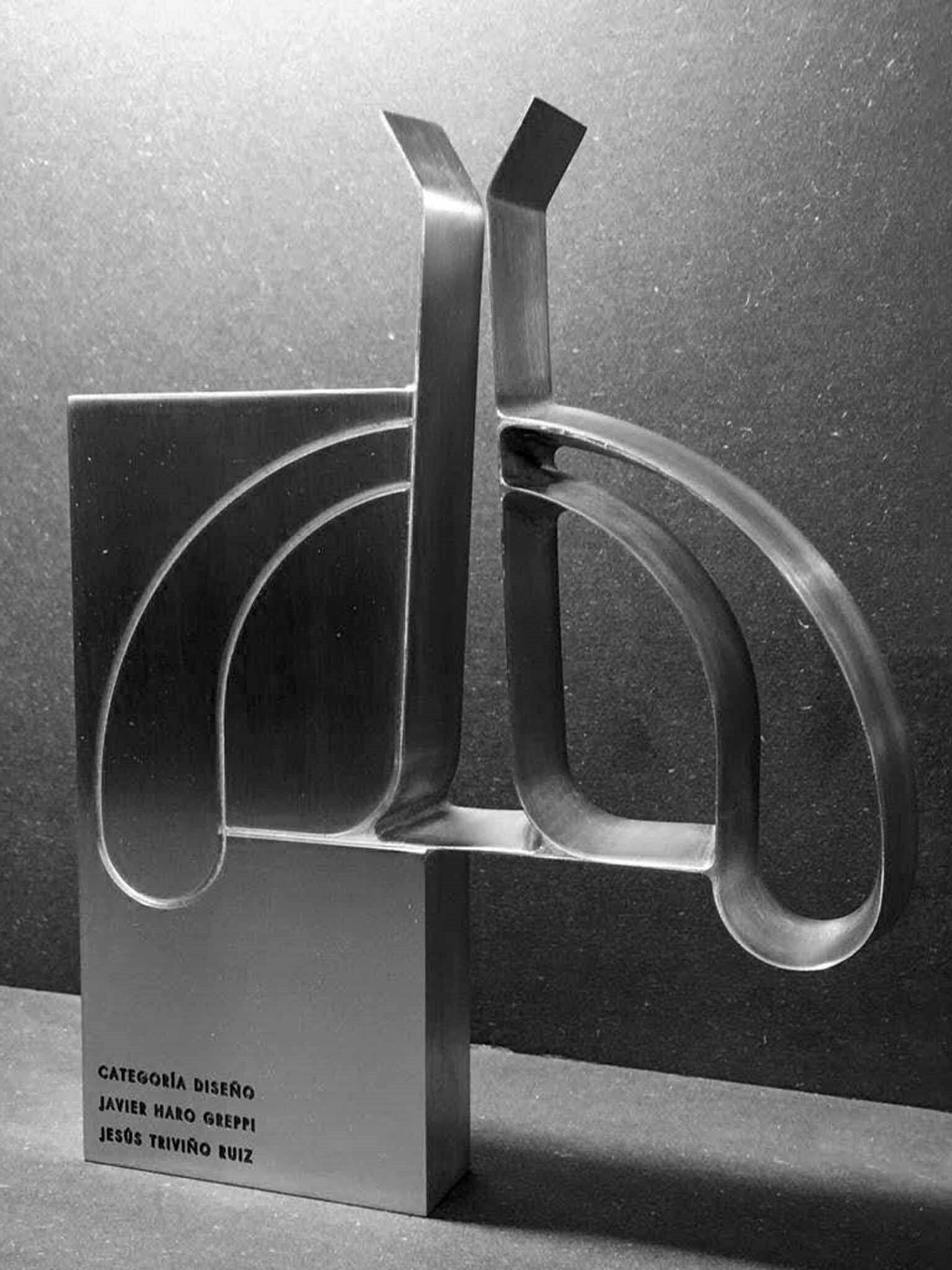 La estatuilla de los premios, con el 'Hierro de la Campana'.