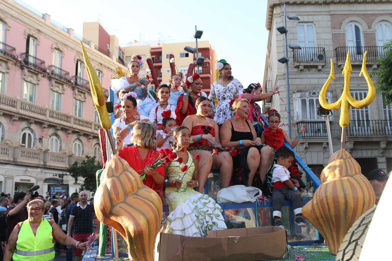 Las imágenes de la batalla de flores en la Feria de Almería 2023