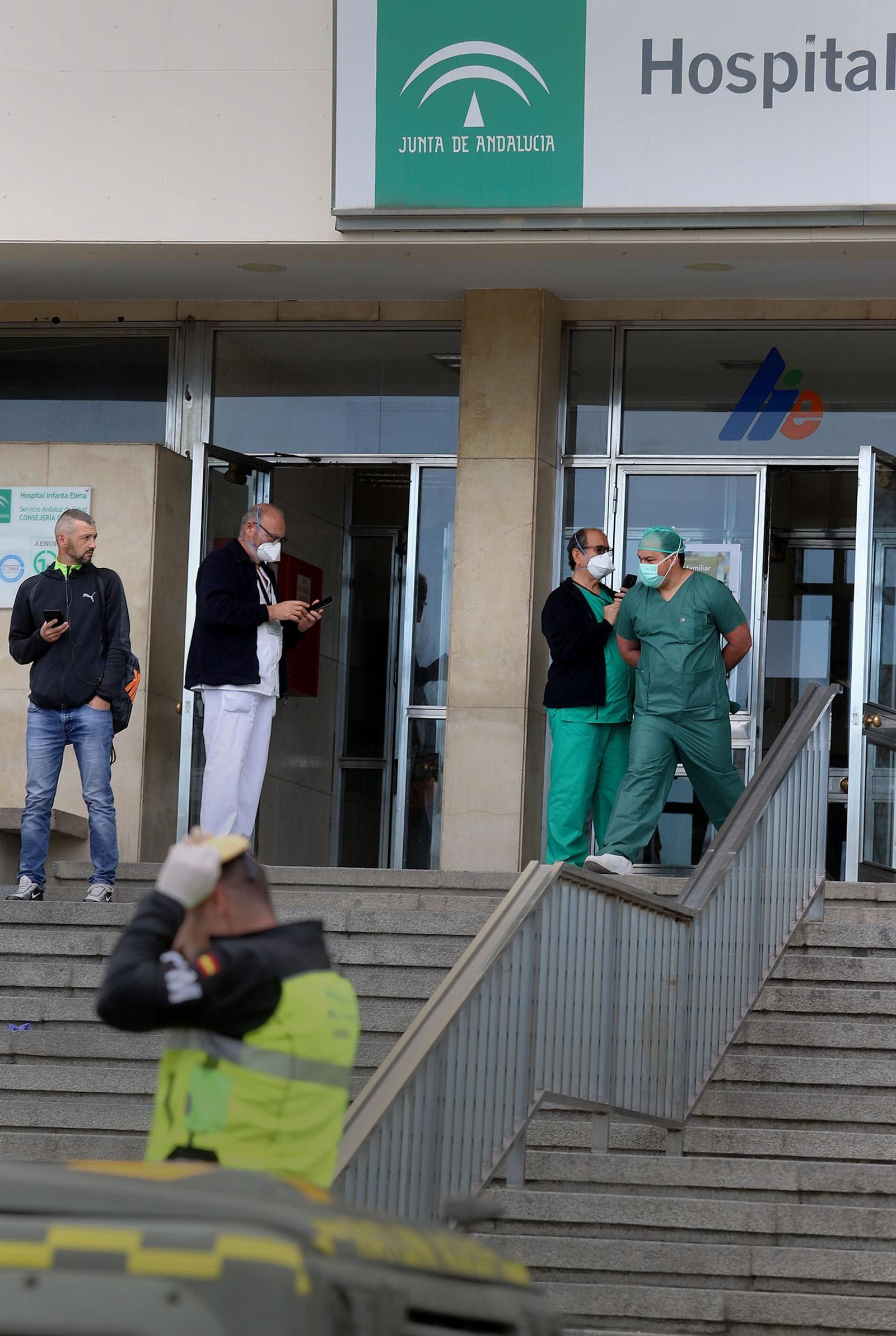 Imágenes de la UME realizando trabajos de limpieza y desinfección en el Hospital Infanta Elena de Huelva