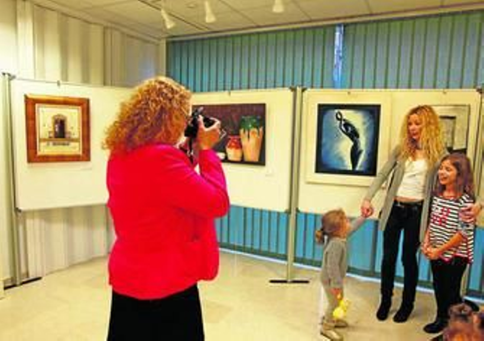 Isabel Toresano ayer fotografiando a su hijo Ágata en la exposición colectiva.